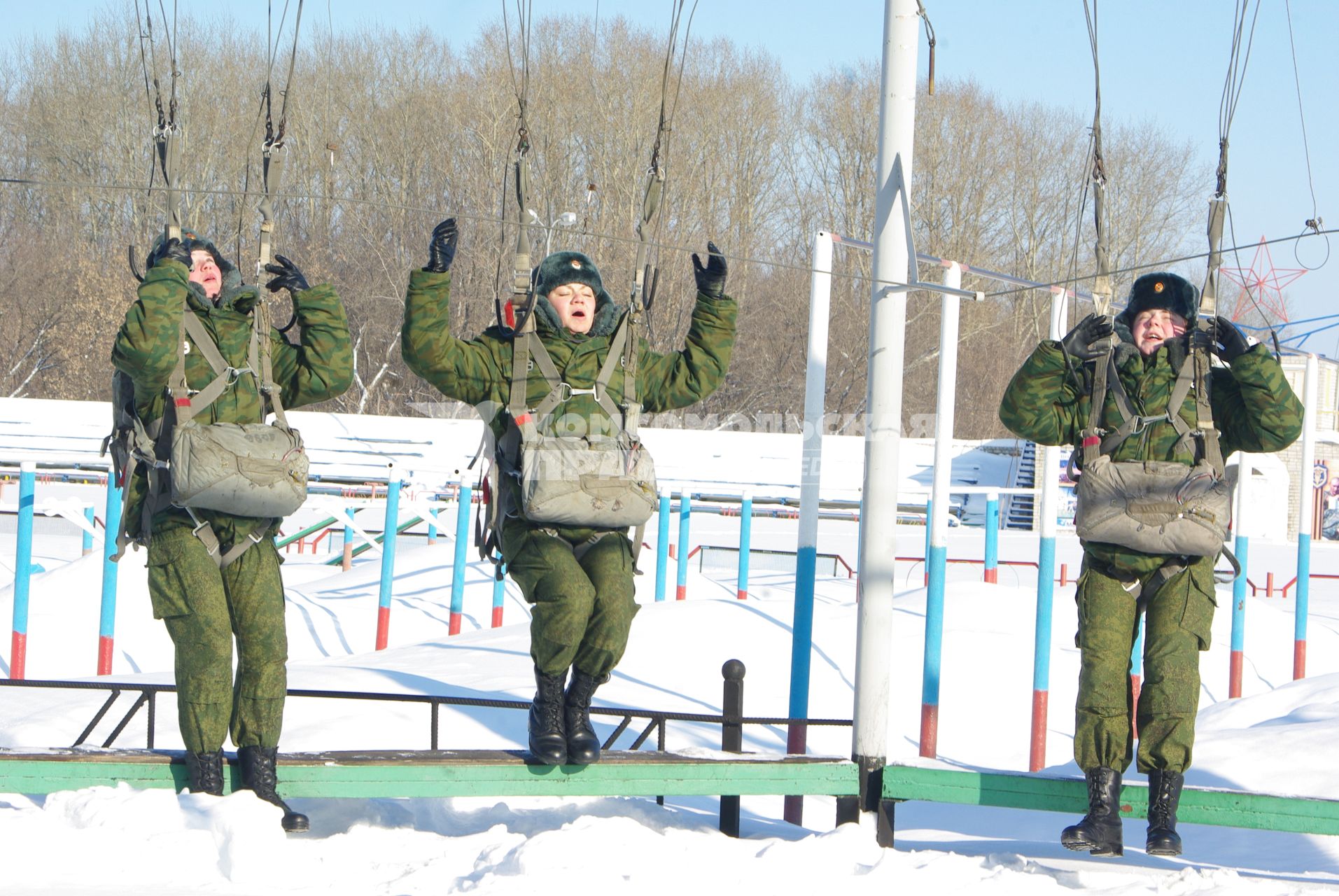 Девушки- курсанты 2 взвода рязанского десантного училища, Рязань, 18 февраля 2011 года. РВВДКУ, десантники, быт, учеба, занятия, армия, военная форма, женщины в армии, прыжки с парашютом, парашют, тренажеры, висение на стропах, стропы