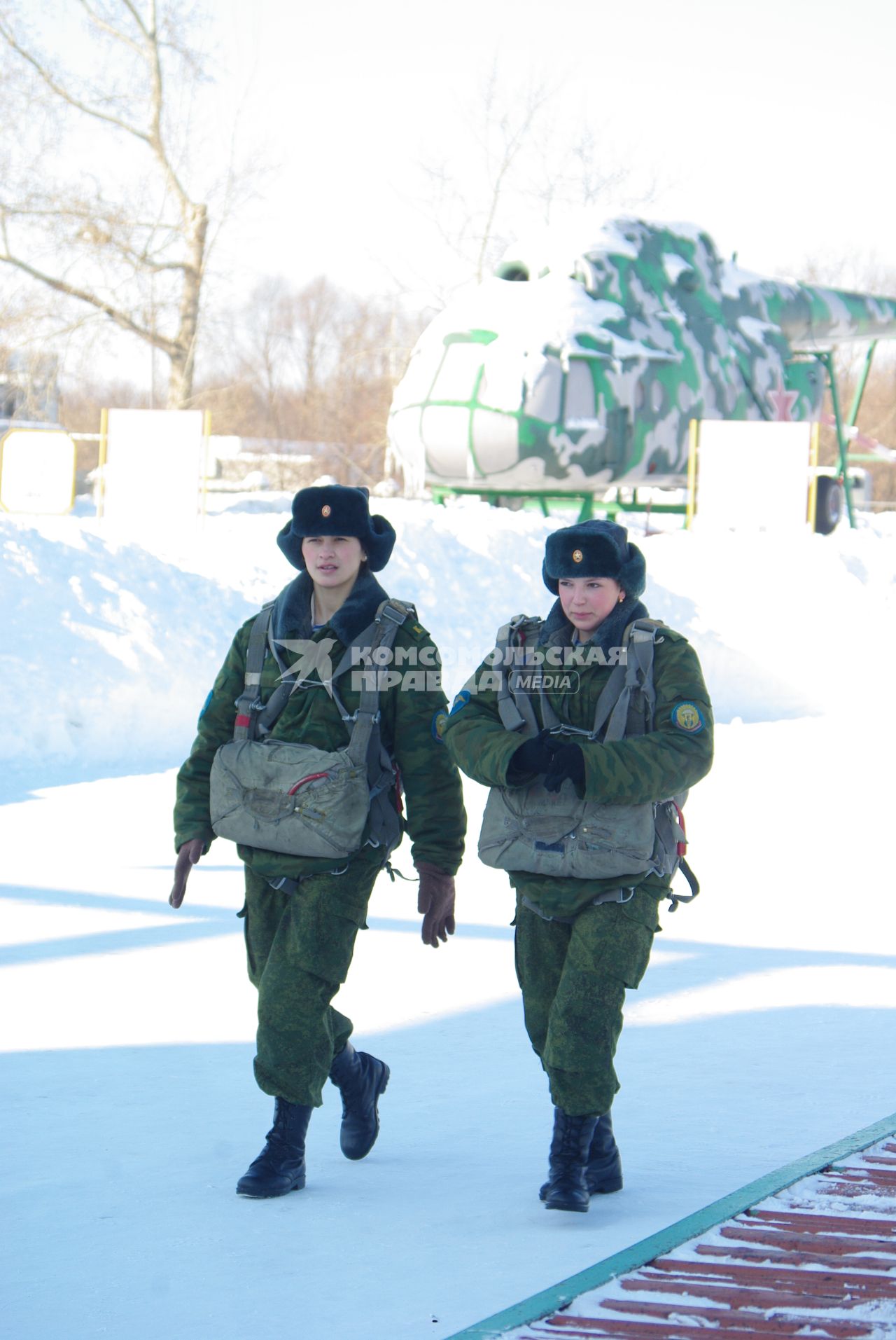 Девушки- курсанты 2 взвода рязанского десантного училища, Рязань, 18 февраля 2011 года. РВВДКУ, десантники, быт, учеба, занятия, армия, военная форма, женщины в армии, прыжки с парашютом, парашют, тренажеры,