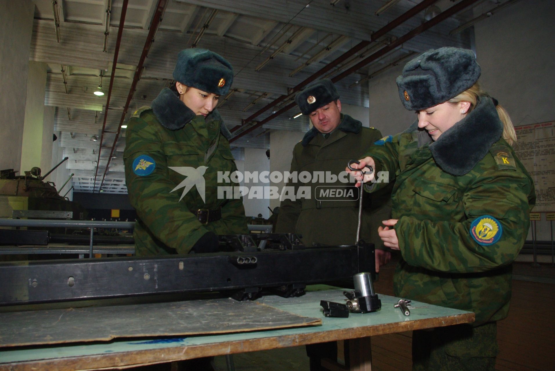 Девушки- курсанты 2 взвода рязанского десантного училища, Рязань, 18 февраля 2011 года. РВВДКУ, десантники, быт, учеба, занятия, армия, военная форма, женщины в армии, оружие,