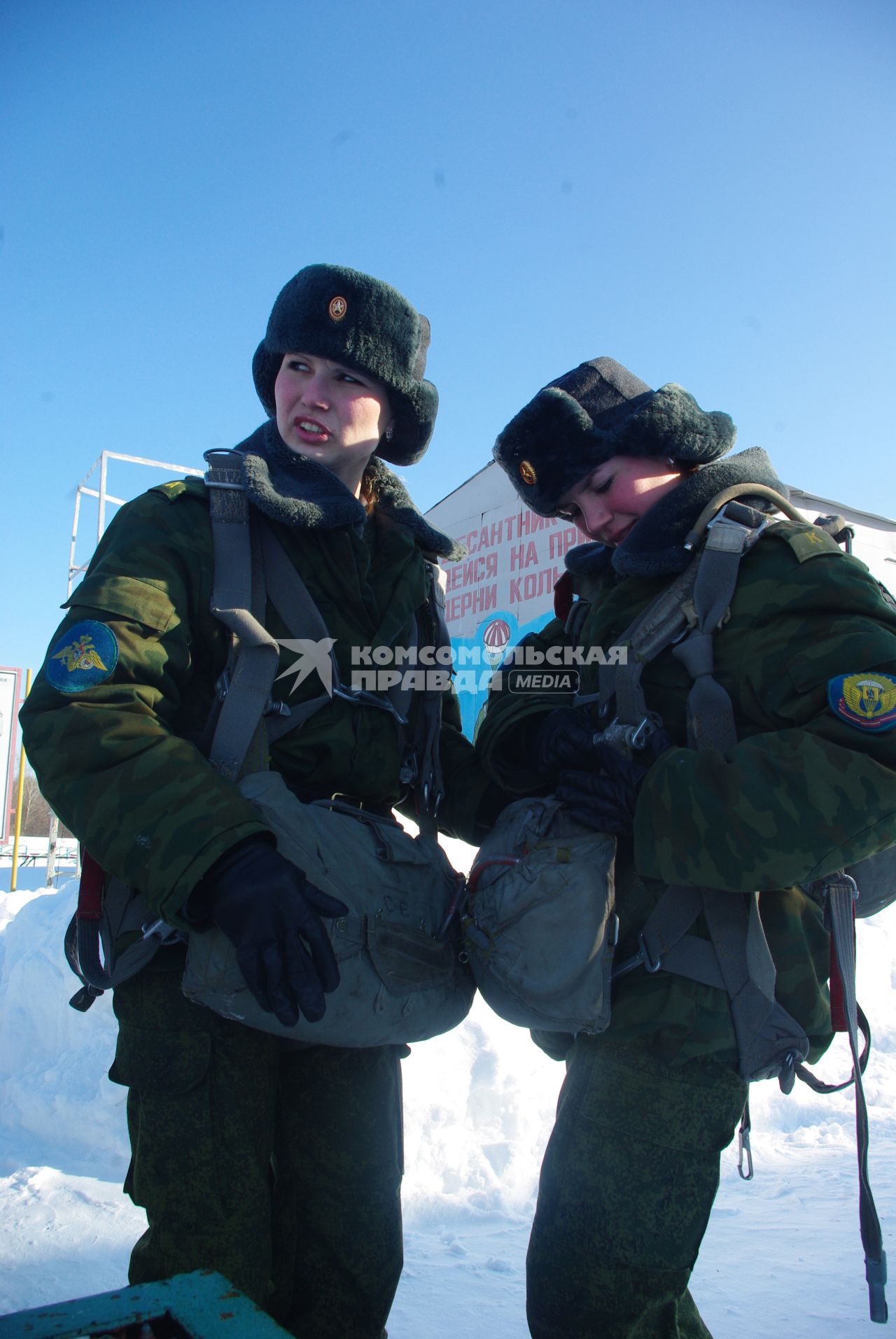 Девушки- курсанты 2 взвода рязанского десантного училища, Рязань, 18 февраля 2011 года. РВВДКУ, десантники, быт, учеба, занятия, армия, военная форма, женщины в армии, прыжки с парашютом, парашют, тренажеры,