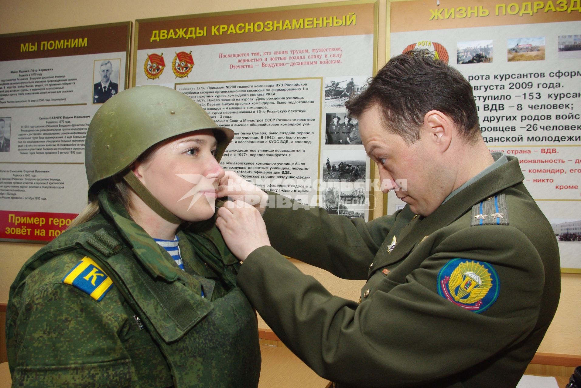 Девушки- курсанты 2 взвода рязанского десантного училища, Рязань, 18 февраля 2011 года. РВВДКУ, десантники, быт, учеба, занятия, армия, военная форма, женщины в армии,