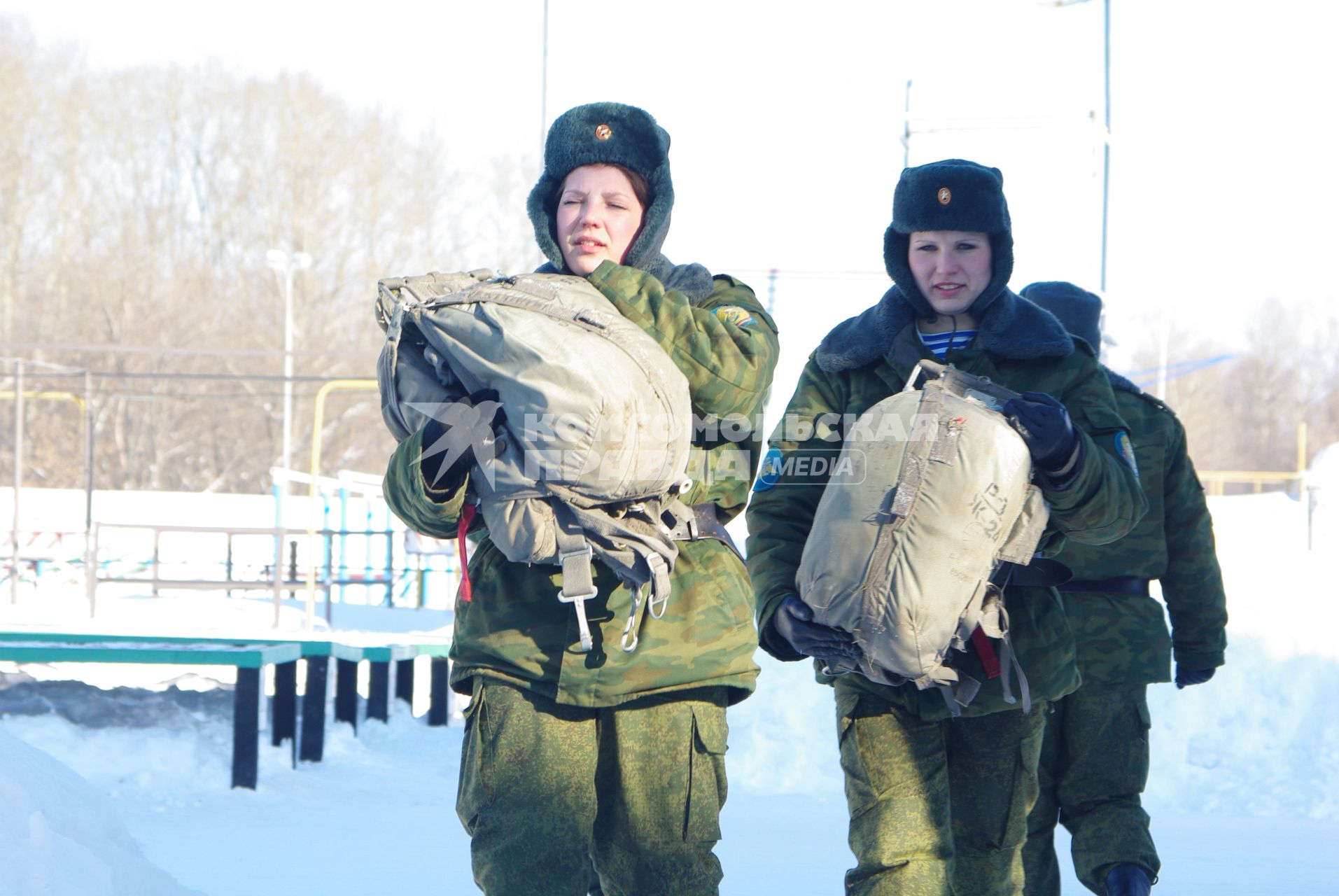 Девушки- курсанты 2 взвода рязанского десантного училища, Рязань, 18 февраля 2011 года. РВВДКУ, десантники, быт, учеба, занятия, армия, военная форма, женщины в армии, прыжки с парашютом, парашют, тренажеры,