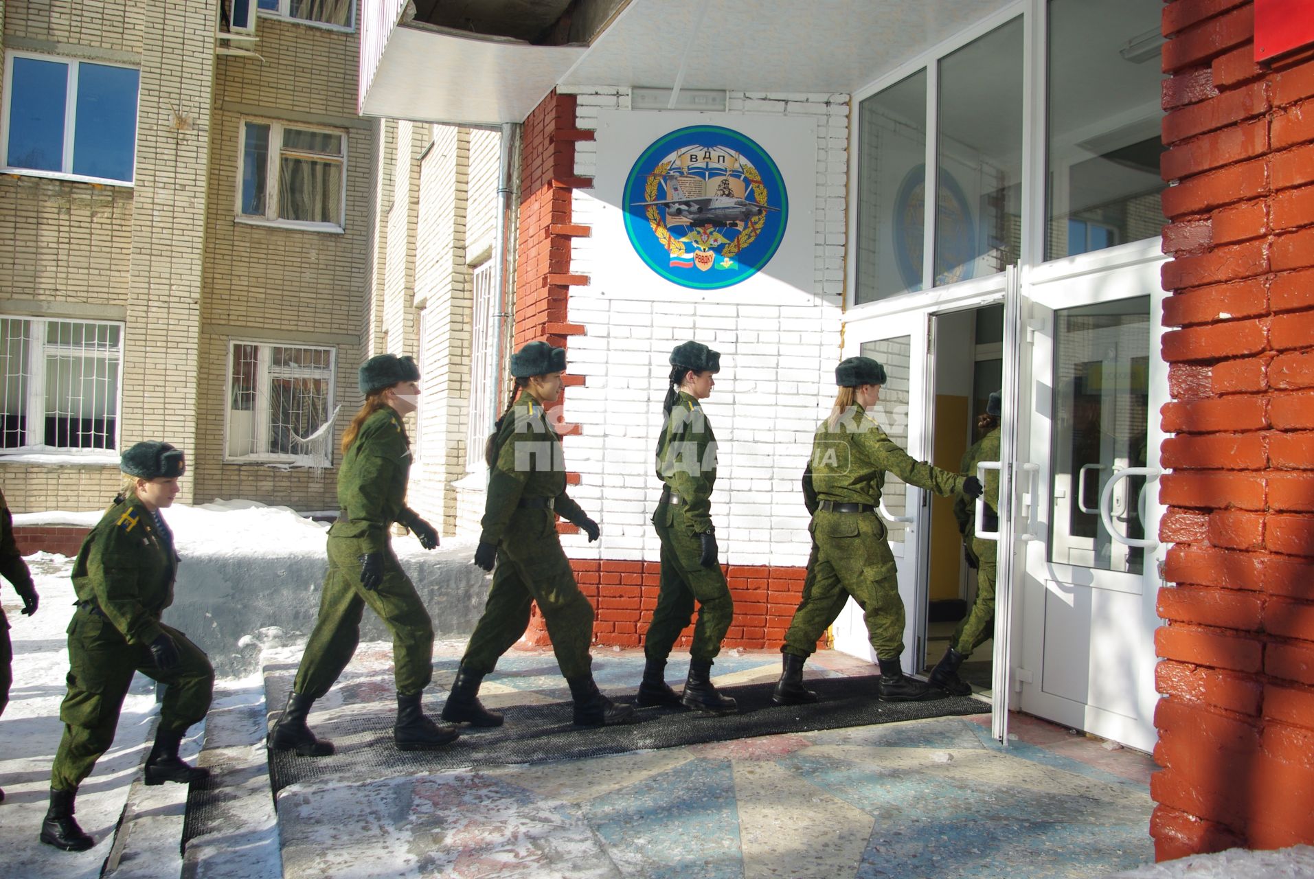Девушки- курсанты 2 взвода рязанского десантного училища, Рязань, 18 февраля 2011 года. РВВДКУ, десантники, быт, казарма, армия, военная форма, женщины в армии