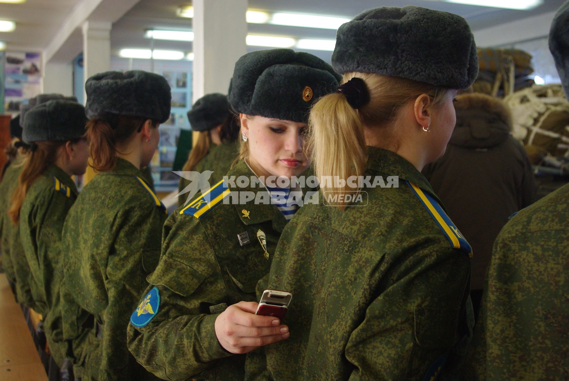 Девушки- курсанты 2 взвода рязанского десантного училища, Рязань, 18 февраля 2011 года. РВВДКУ, десантники, быт, учеба, занятия, армия, военная форма, женщины в армии, телефон