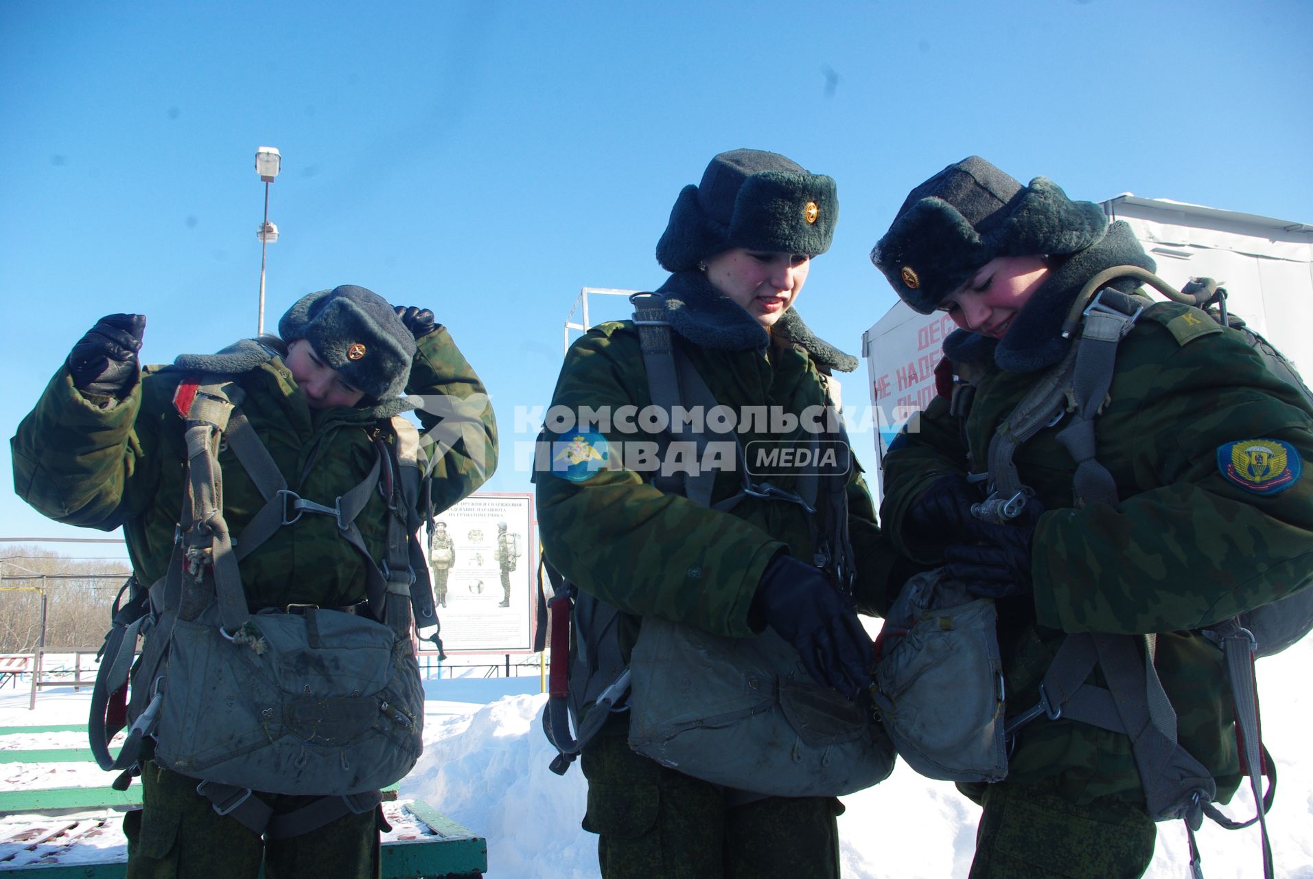 Девушки- курсанты 2 взвода рязанского десантного училища, Рязань, 18 февраля 2011 года. РВВДКУ, десантники, быт, учеба, занятия, армия, военная форма, женщины в армии, прыжки с парашютом, парашют, тренажеры,