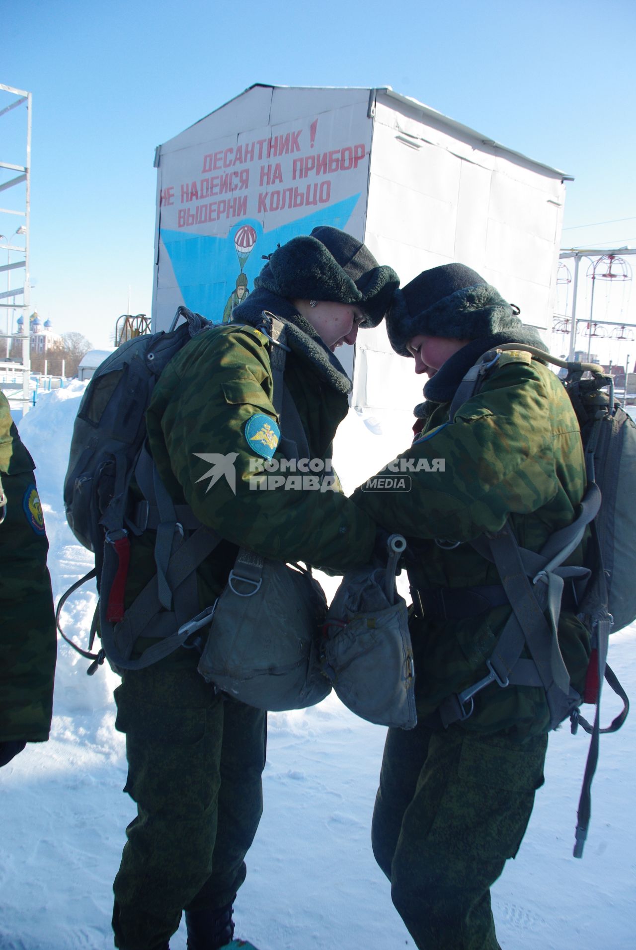 Девушки- курсанты 2 взвода рязанского десантного училища, Рязань, 18 февраля 2011 года. РВВДКУ, десантники, быт, учеба, занятия, армия, военная форма, женщины в армии, прыжки с парашютом, парашют, тренажеры,