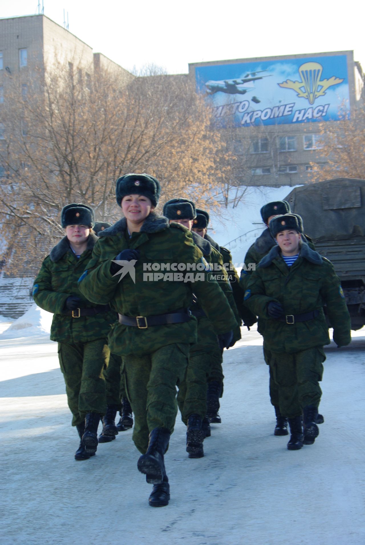 Девушки- курсанты 2 взвода рязанского десантного училища, Рязань, 18 февраля 2011 года. РВВДКУ, десантники, быт, учеба, занятия, армия, военная форма, женщины в армии,