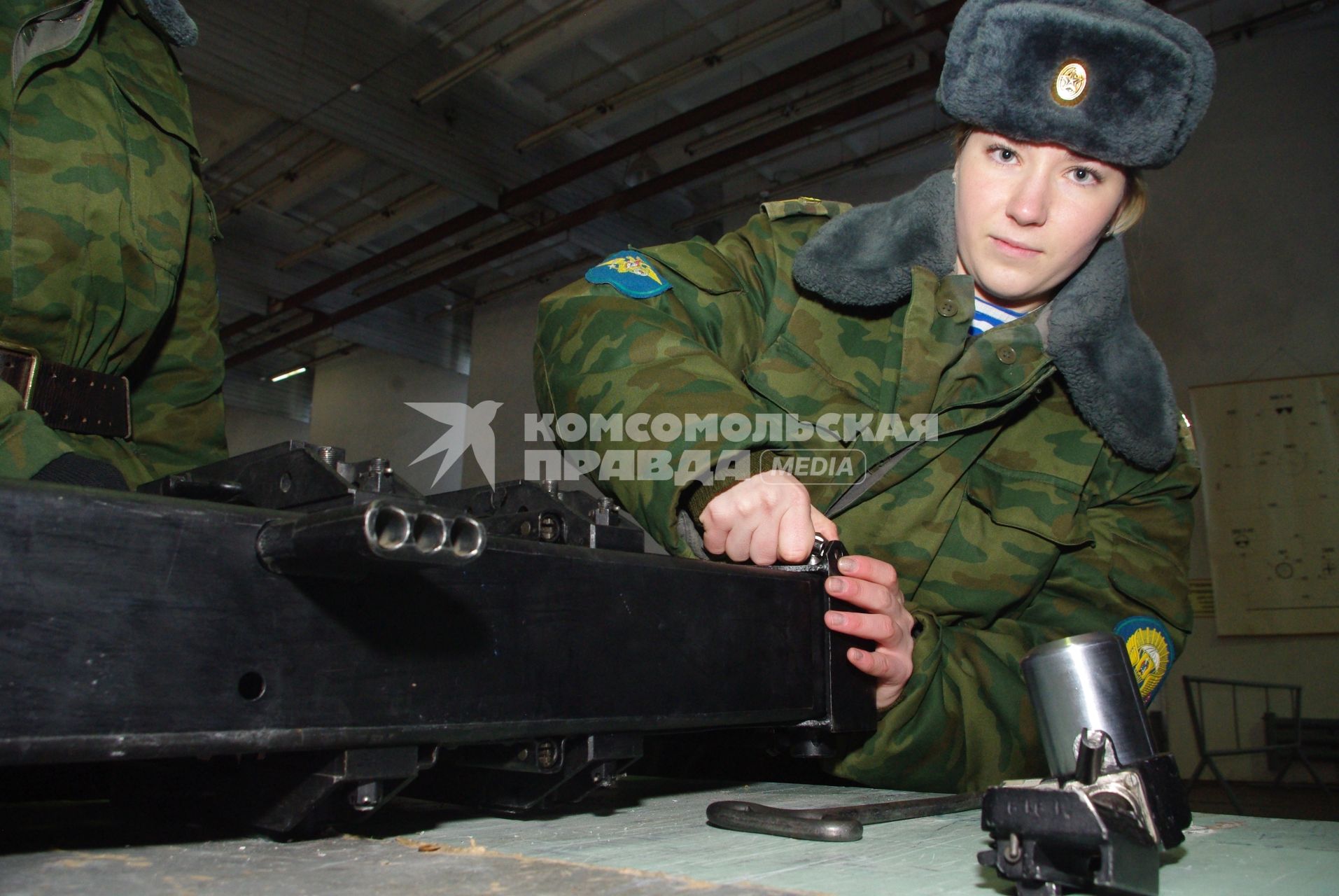 Девушки- курсанты 2 взвода рязанского десантного училища, Рязань, 18 февраля 2011 года. РВВДКУ, десантники, быт, учеба, занятия, армия, военная форма, женщины в армии, оружие,