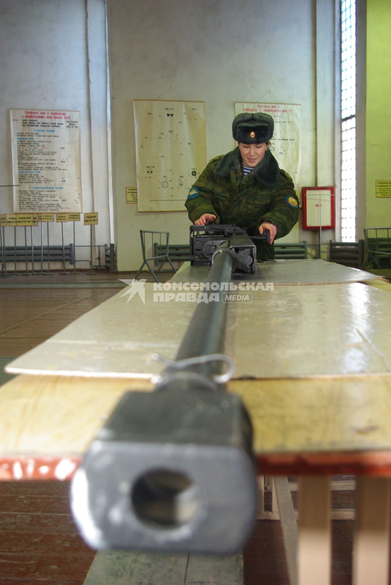 Девушки- курсанты 2 взвода рязанского десантного училища, Рязань, 18 февраля 2011 года. РВВДКУ, десантники, быт, учеба, занятия, армия, военная форма, женщины в армии, оружие,