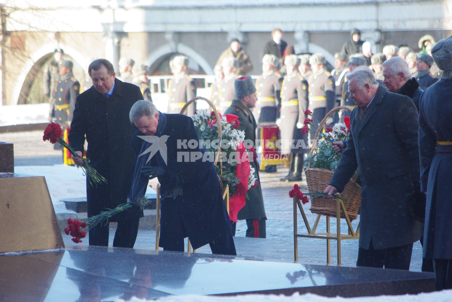 15 февраля 2011г.  Возложение цветов к памятнику Г.К. Жукова. К Вечному Огню в Александровском саду и к памятнику великому полководцу . маршалу Жукову - участники церемонии возложили венки и красные гвоздики. На фото: Губернатор Московской области Громов Борис