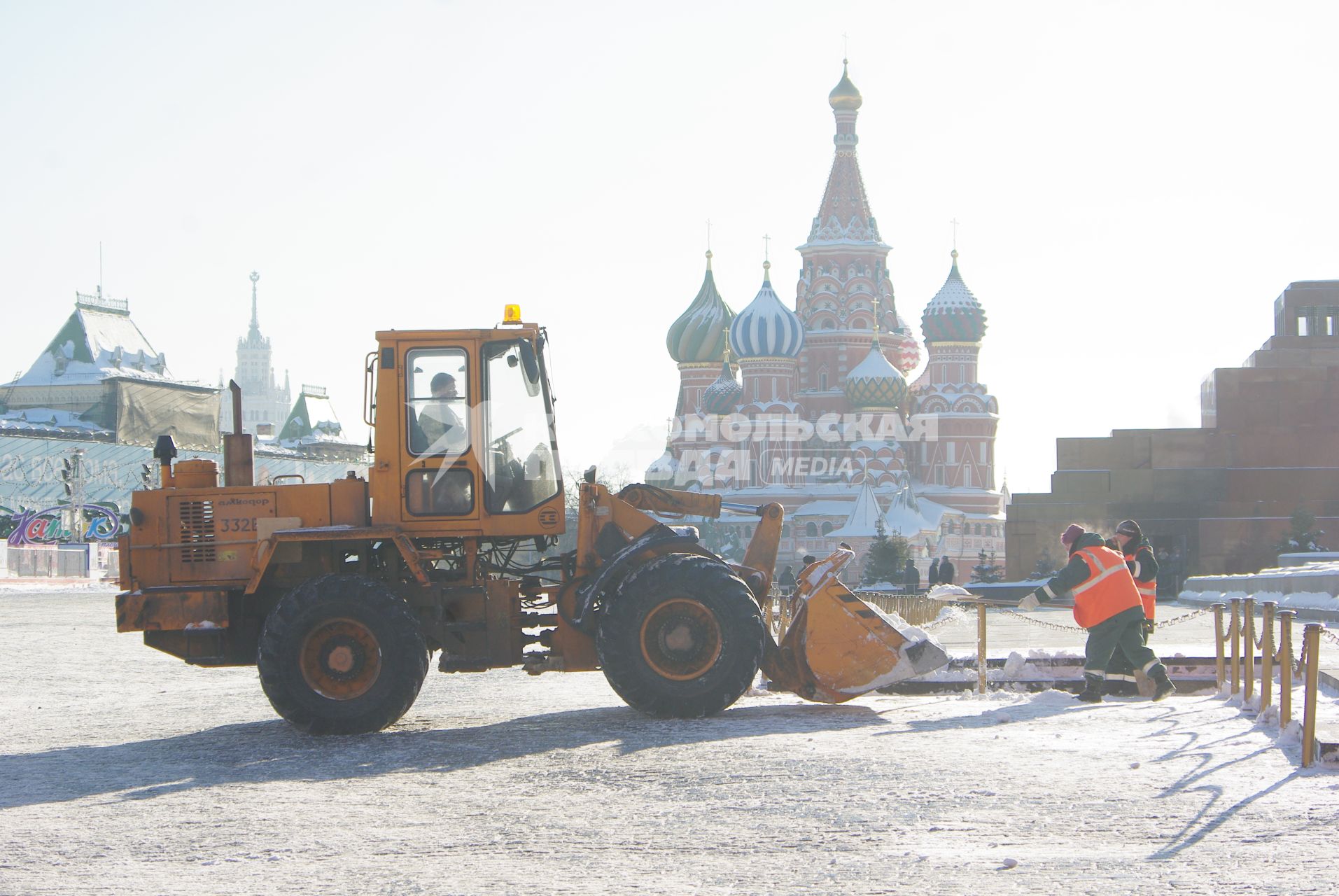 15 февраля 2011г. Москва, Красная площадь, трактор чистка, уборка снега. На заднем плане Храм Василия Блаженного