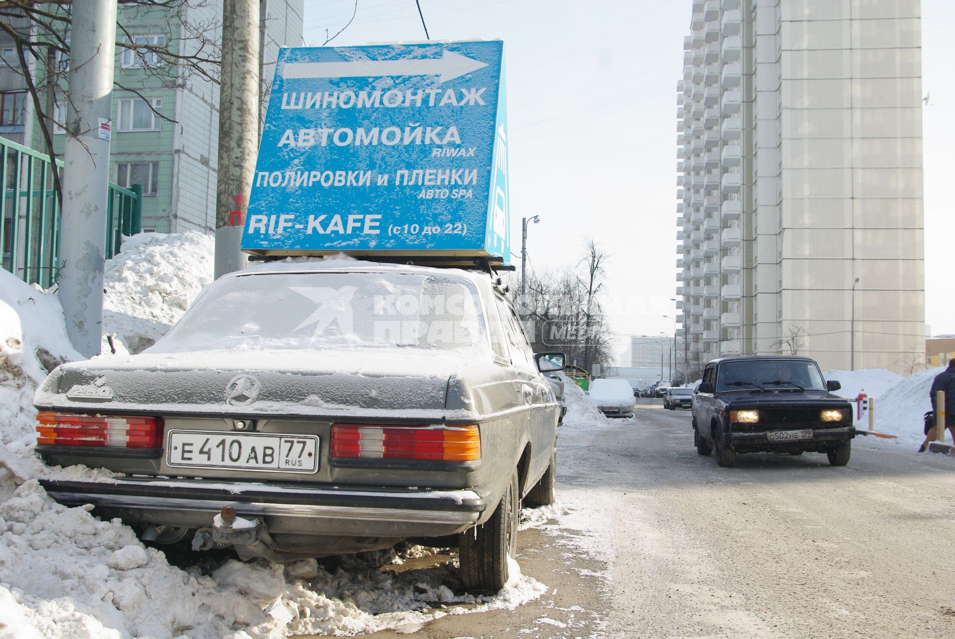 15 февраля 2011г. Москва, шиномонтаж сервис, автомойка, рекламный щит закрепленный на крыше автомобиля.