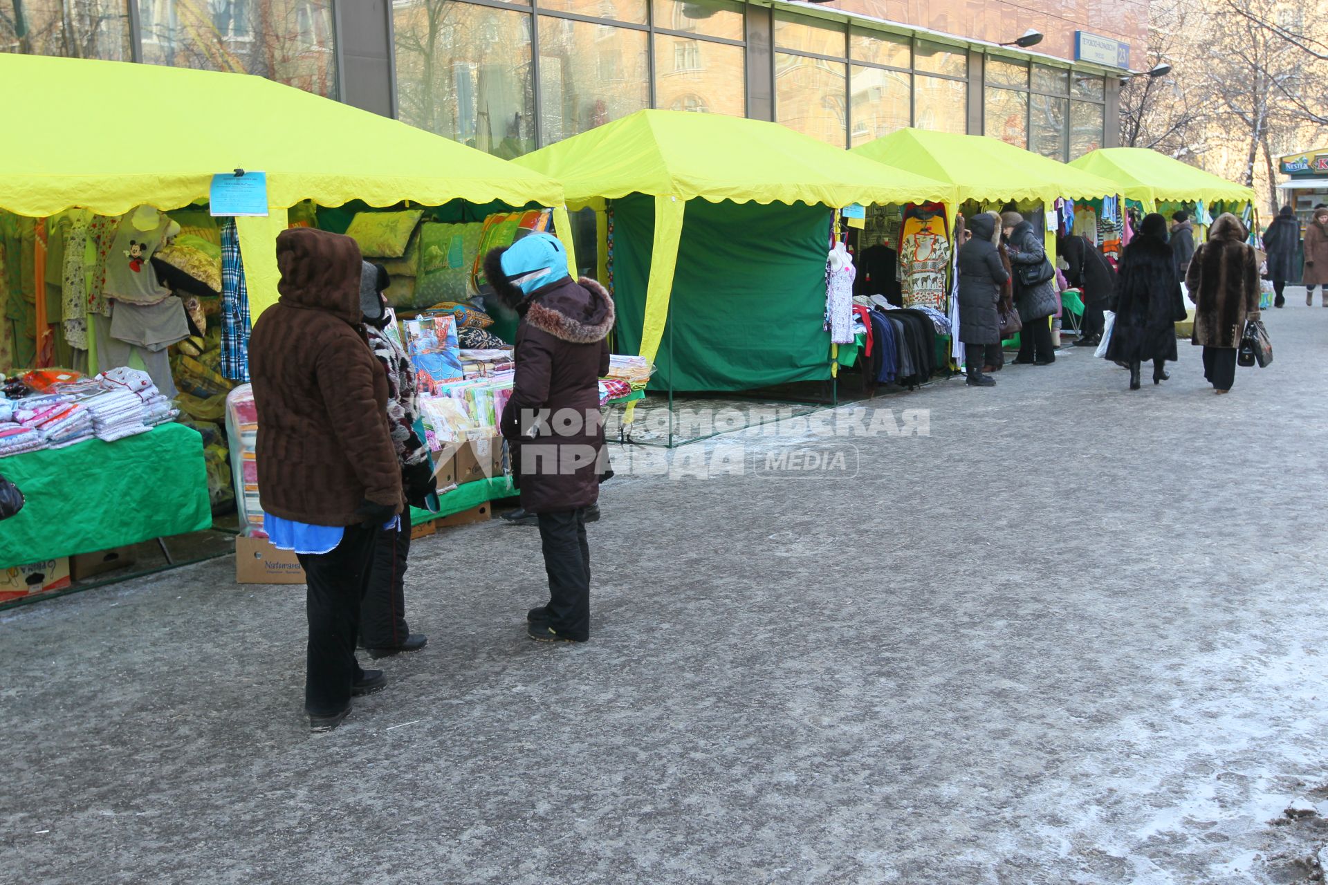 18 февраля 2011г. Палатки, уличная торговля, ярмарка выходного дня