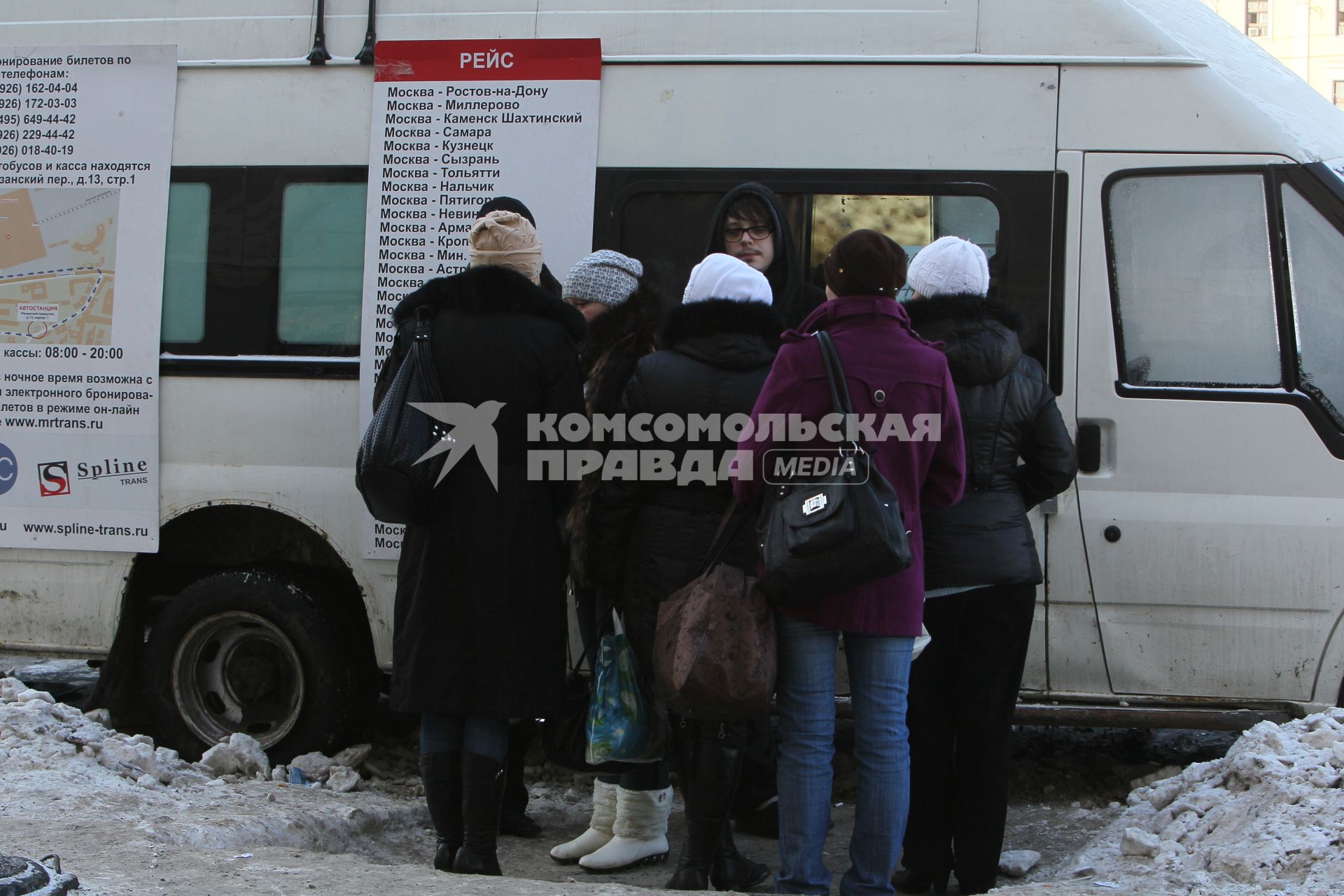 18 февраля 2011г. В Московских подворотнях прячутся нелегальные автовокзалы. Передвижная касса у Казанского вокзала.