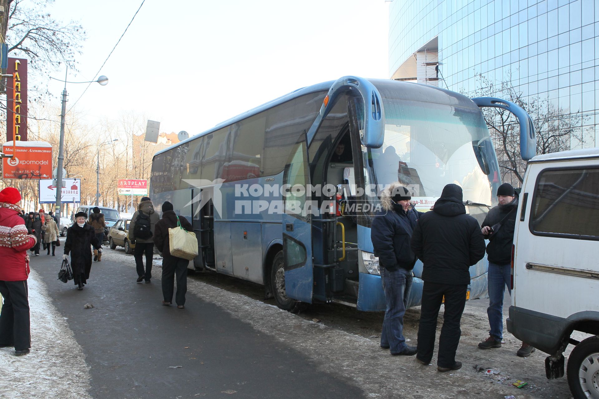 18 февраля 2011г. В Московских подворотнях прячутся нелегальные автовокзалы. Автобус маршрут Москва-Нижний Новгород   пассажиры