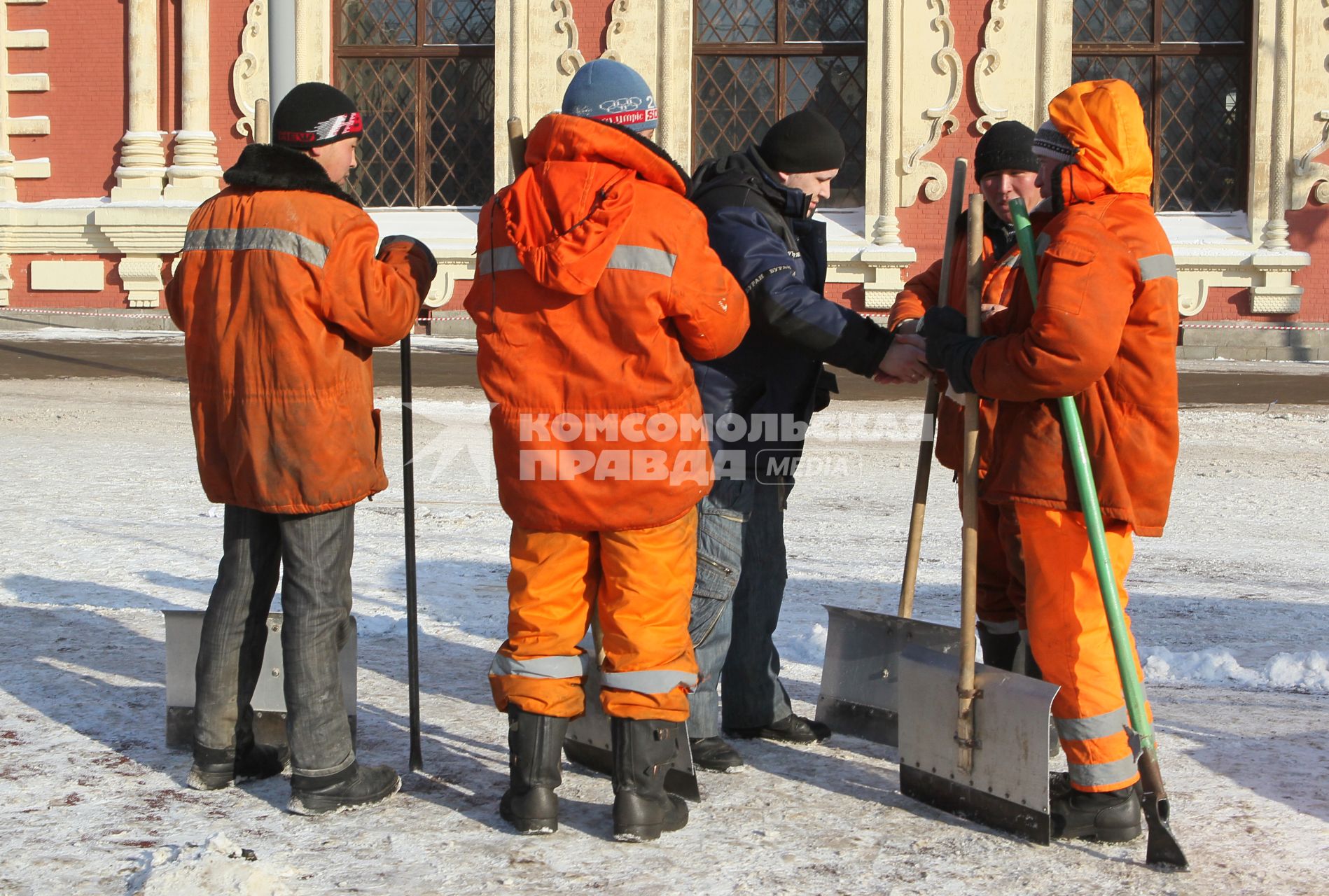 18 февраля 2011г. Москва. Уборка снега,Гастарбайтер. Дворник. Коммунальное хозяйство. Уборка снега. Зима. Гололед.