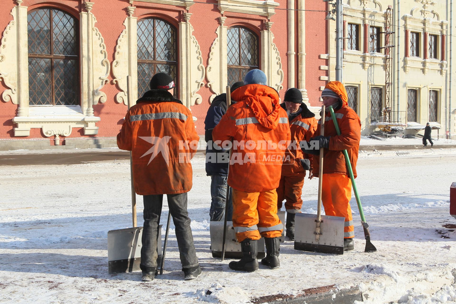 18 февраля 2011г. Москва. Уборка снега,Гастарбайтер. Дворник. Коммунальное хозяйство. Уборка снега. Зима. Гололед.