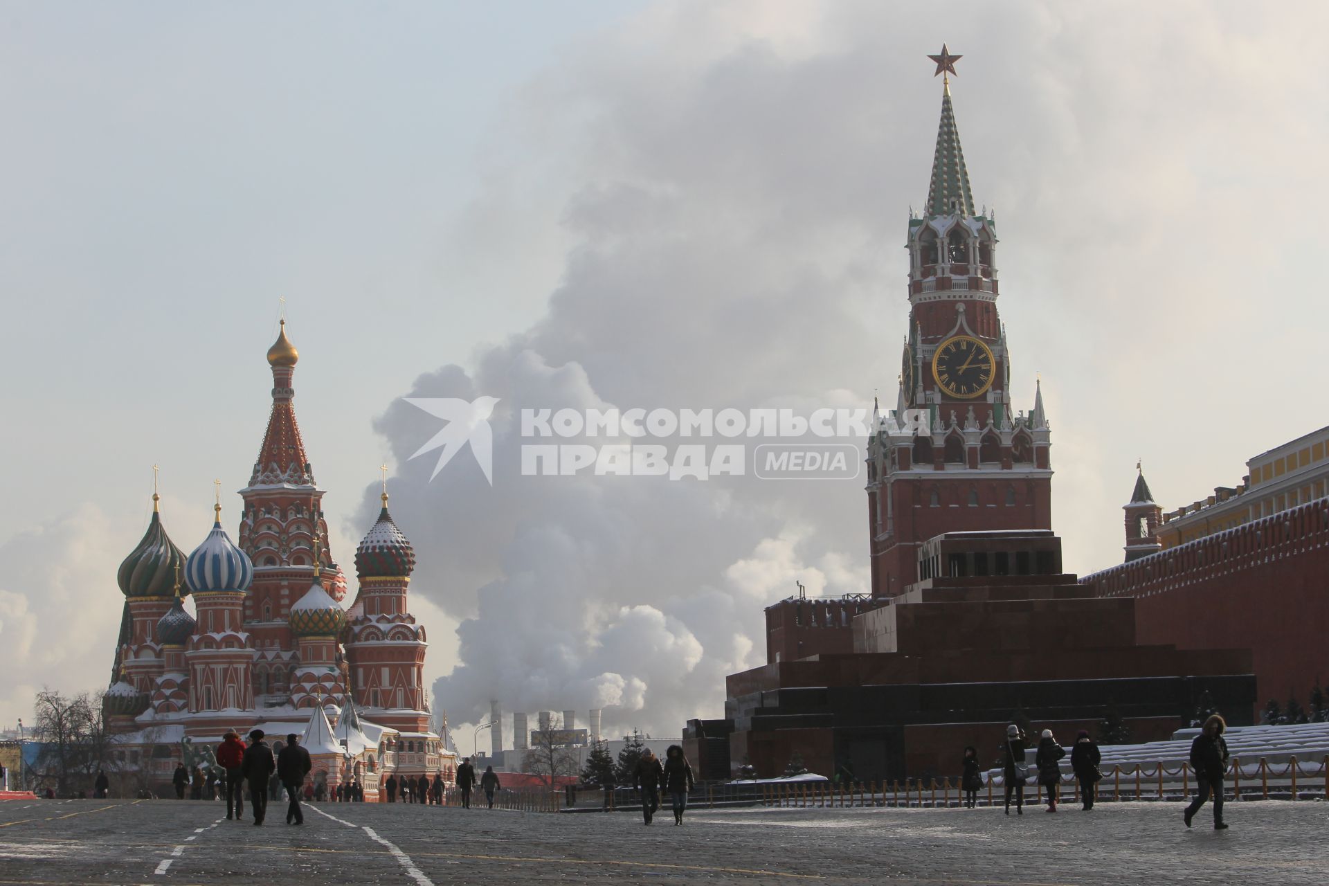 17 февраля 2011г. Москва. Красная площадь, зима, спасская башня кремля, Храм Василия Блаженного