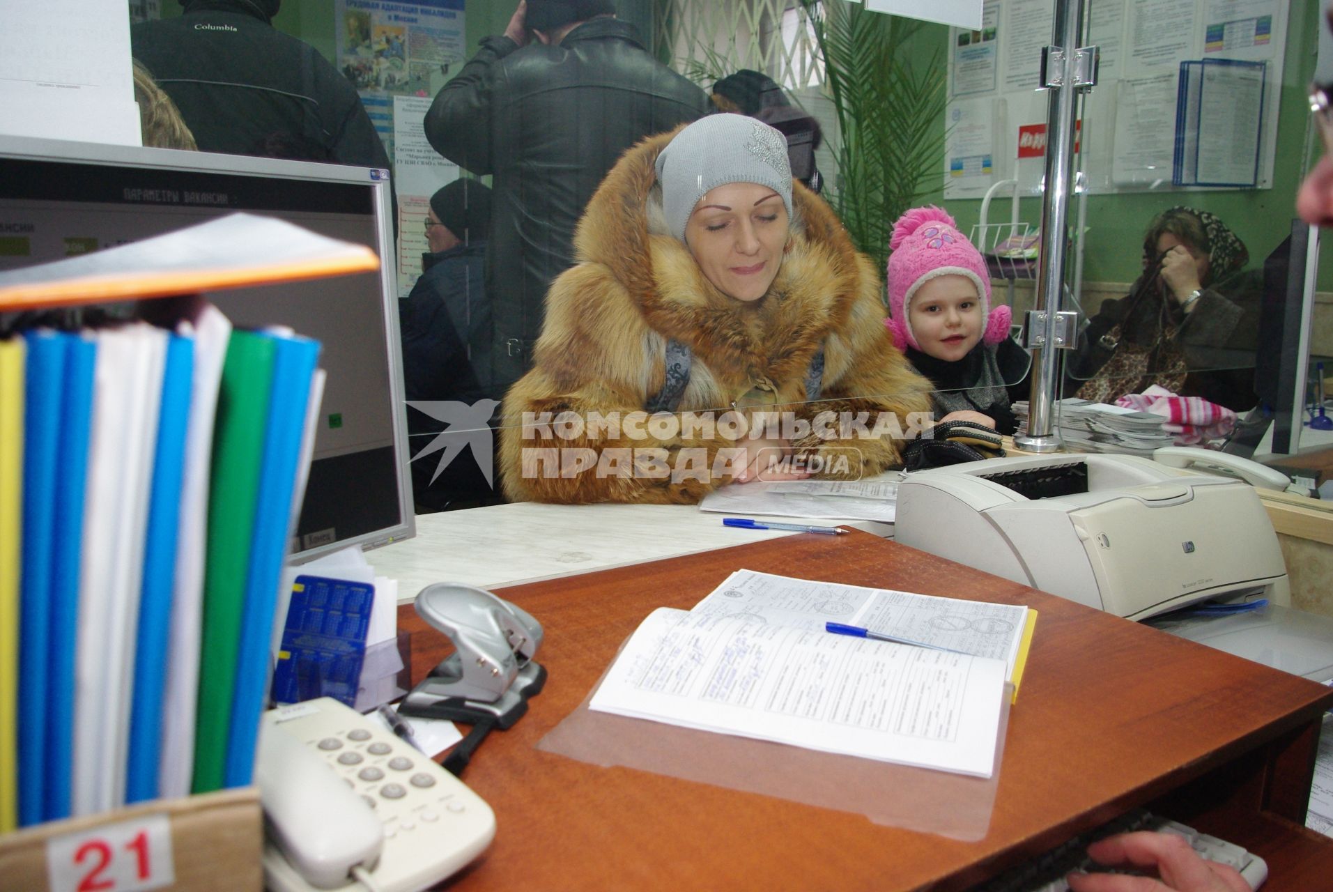 Женщина с ребенком в центре занятости, Москва, отдел трудоустройства \"Марьина роща\", 21 февраля. Работа, поиск работы, центр занятости, трудоустройство, вакансии, безработица.