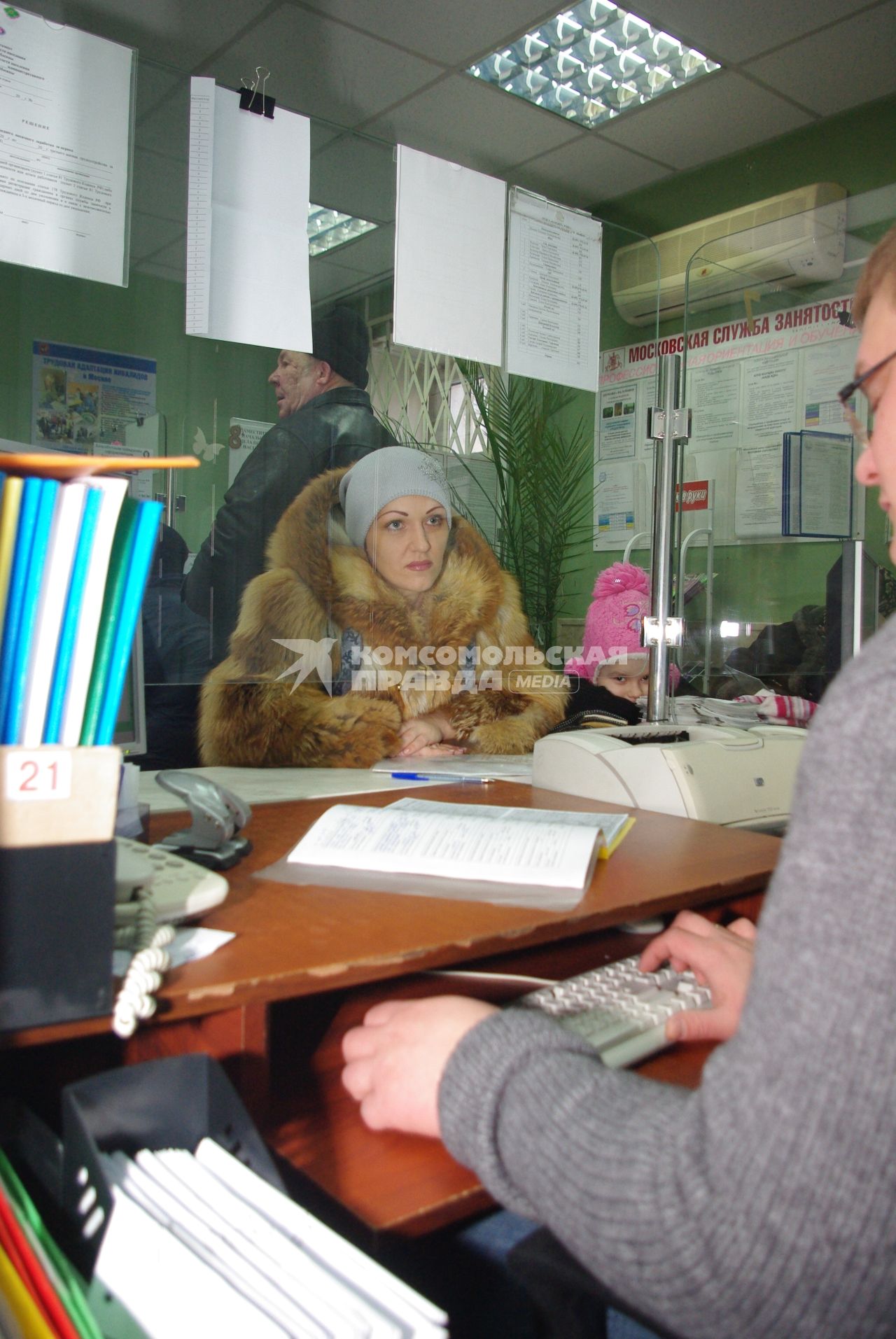 Женщина с ребенком в центре занятости, Москва, отдел трудоустройства \"Марьина роща\", 21 февраля. Работа, поиск работы, центр занятости, трудоустройство, вакансии, безработица.