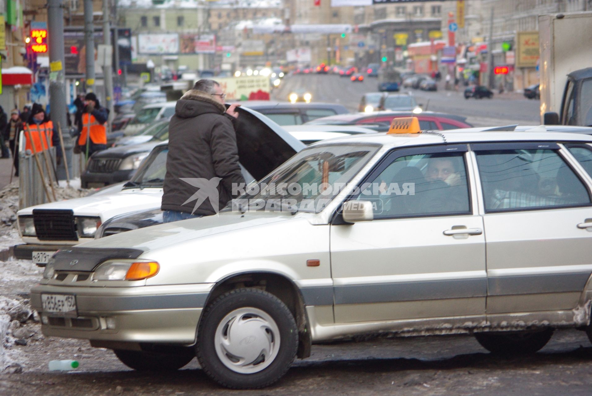 Такси у казанского вокзала, Москва, 23 февраля 2011 года.