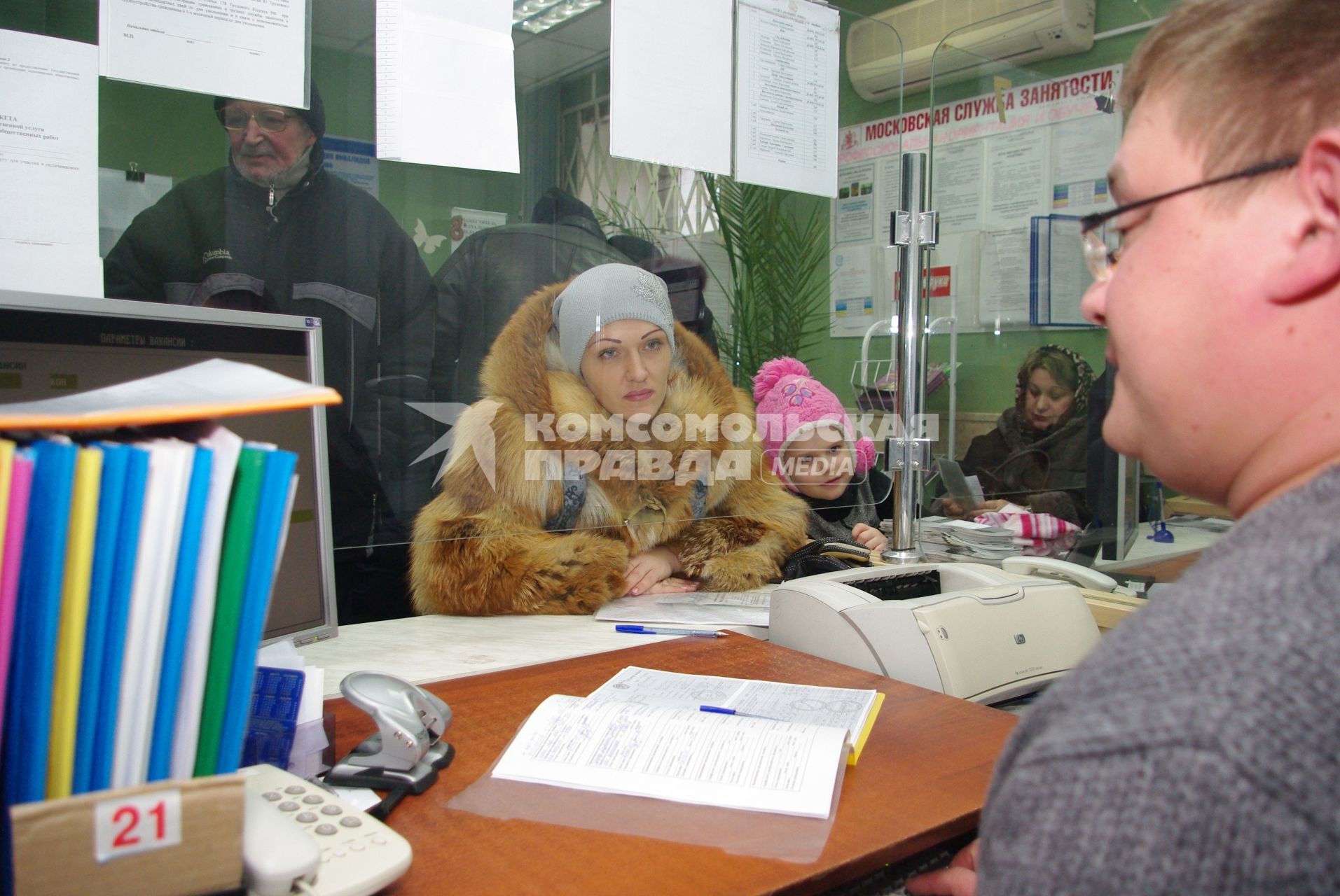 Женщина с ребенком в центре занятости, Москва, отдел трудоустройства \"Марьина роща\", 21 февраля. Работа, поиск работы, центр занятости, трудоустройство, вакансии, безработица.