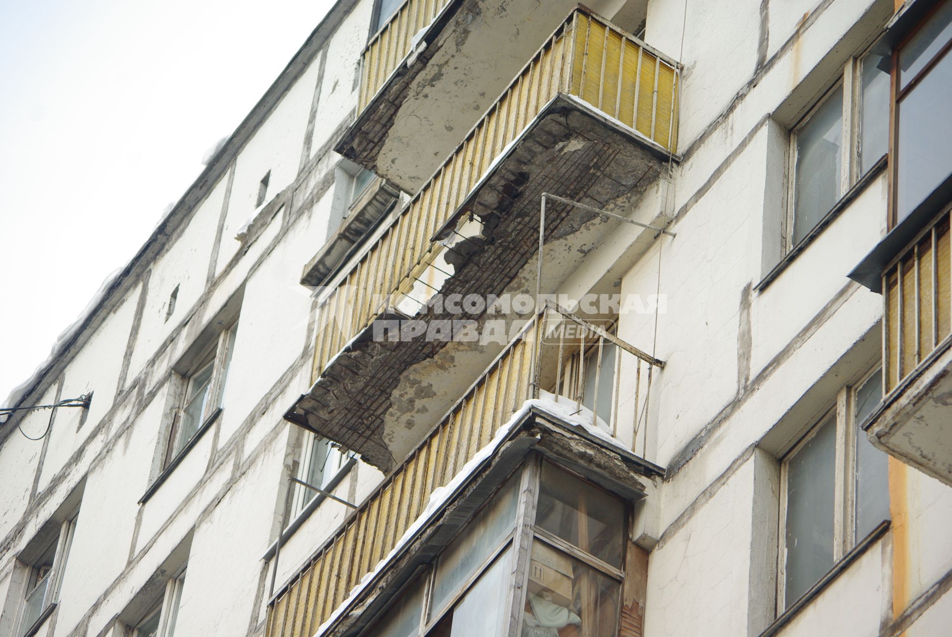 Капремонт домов в Москве. Десятки жилых домов в столице в ужасном состоянии. Их не ремонтируют, при этом треть москвичей жалуются на плохой ремонт. 
Балконы девятиэтажки разваливаются, Москва, 22 февраля 2011 года.