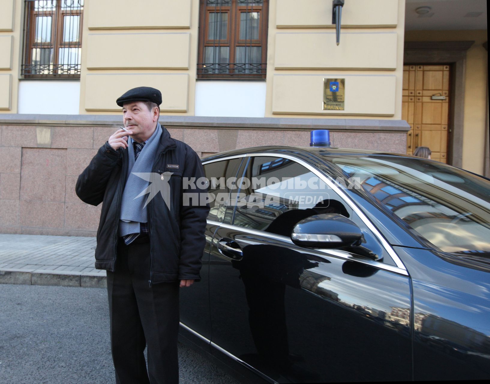 25 марта 2010 года. Автомобили на стоянке у Генеральной прокуратуры. Водитель вышел покурить.