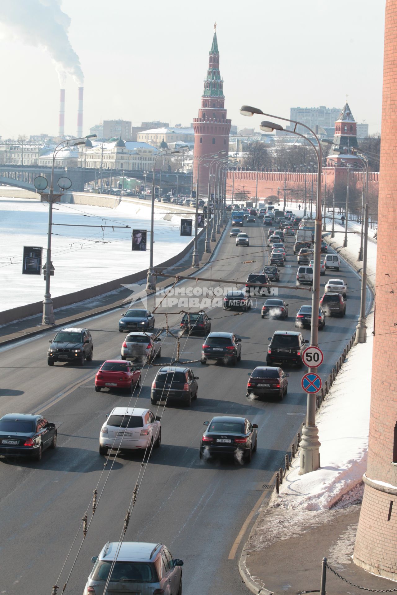 18 февраля 2011г. Москва. Кремлевская набережная. Москва-река. Машины