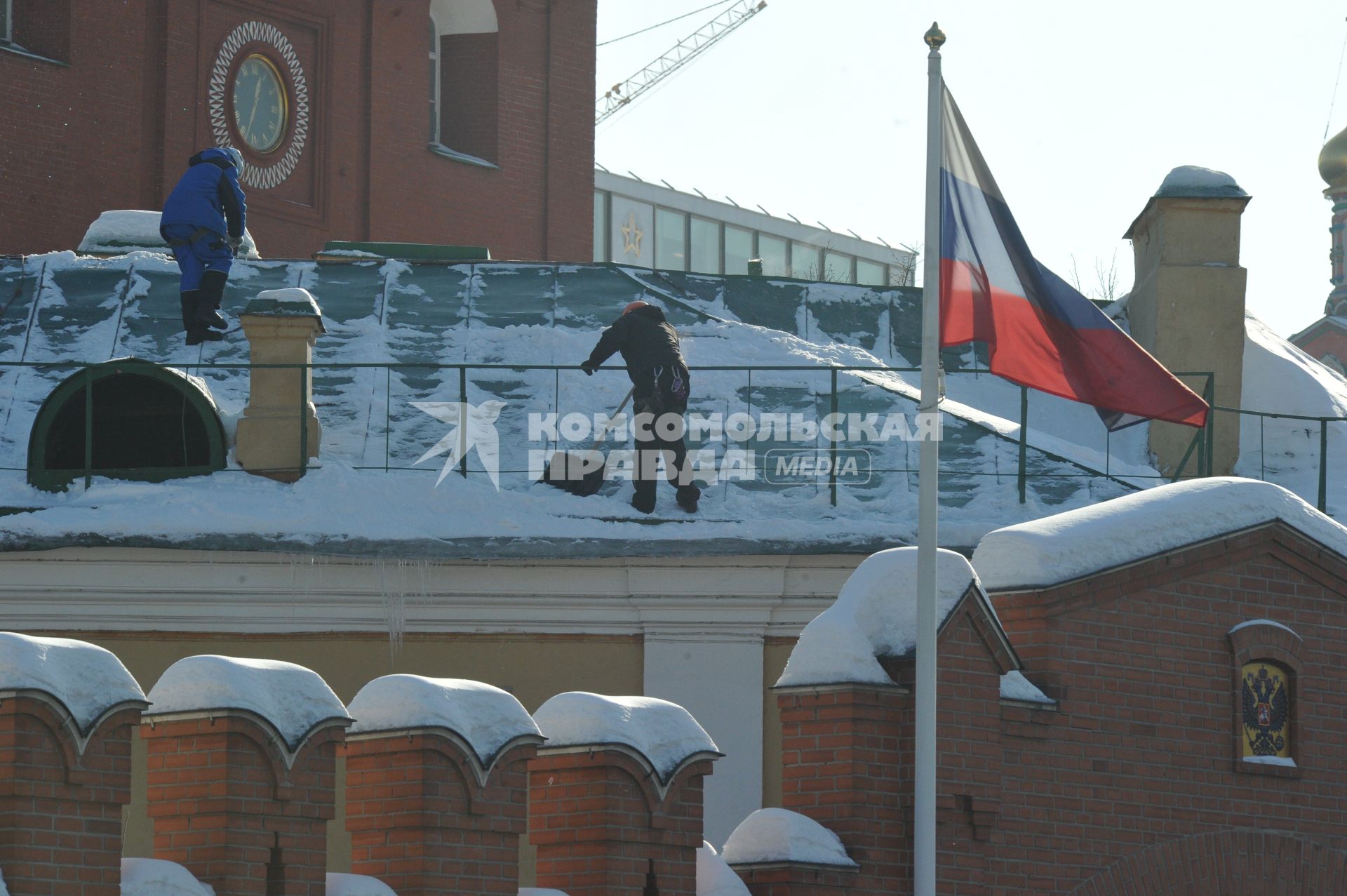 Россия. Москва. 18 февраля 2011г. Кремль чистка снега с крыши.