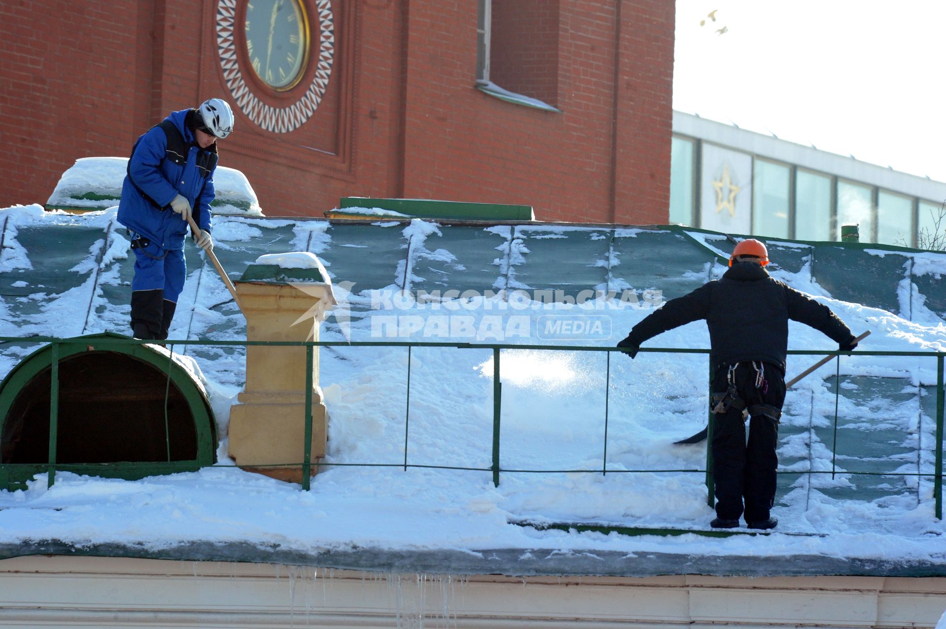 Россия. Москва. 18 февраля 2011г. Кремль чистка снега с крыши.