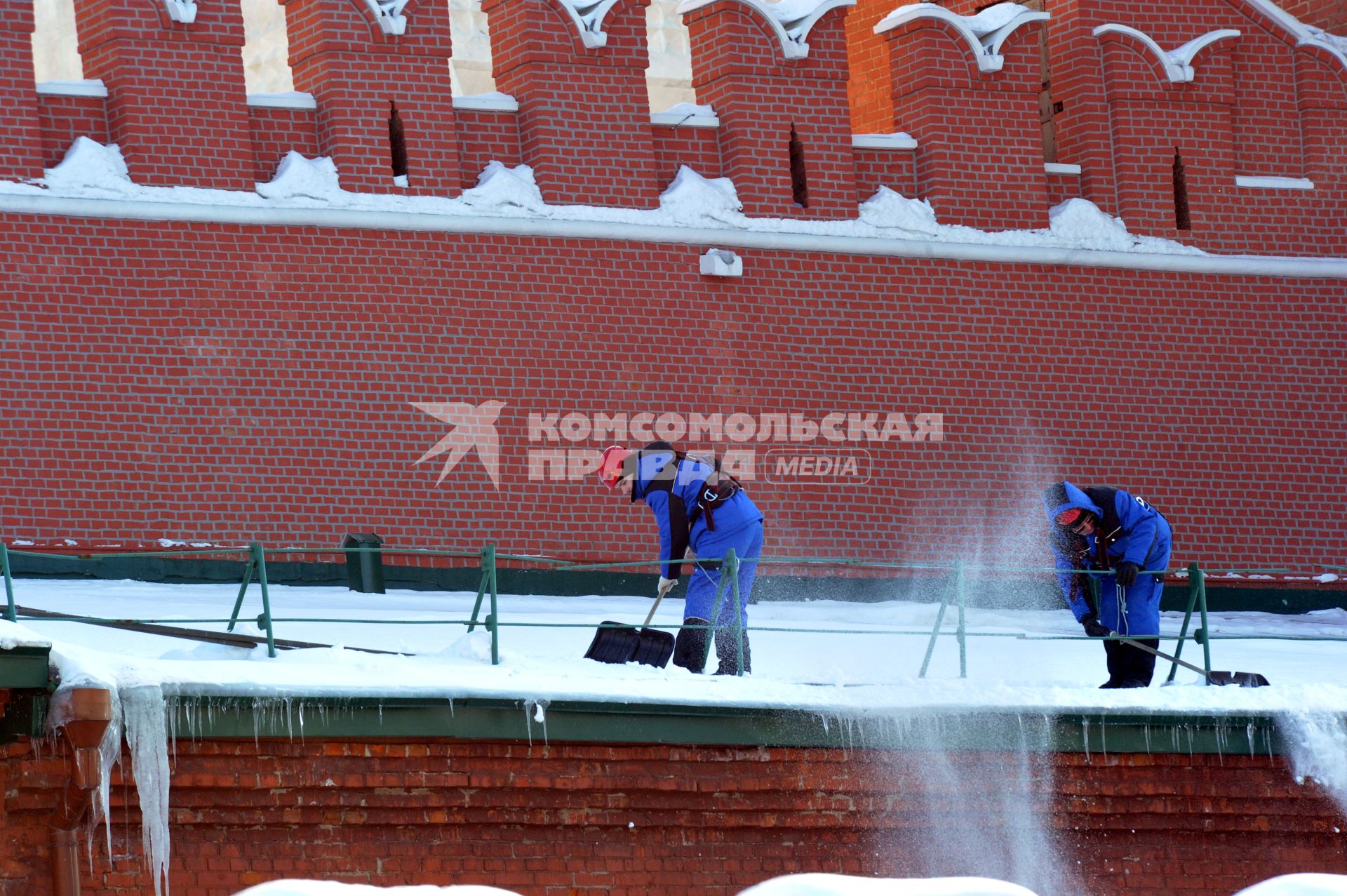 Россия. Москва. 18 февраля 2011г. Кремль чистка снега с крыши.