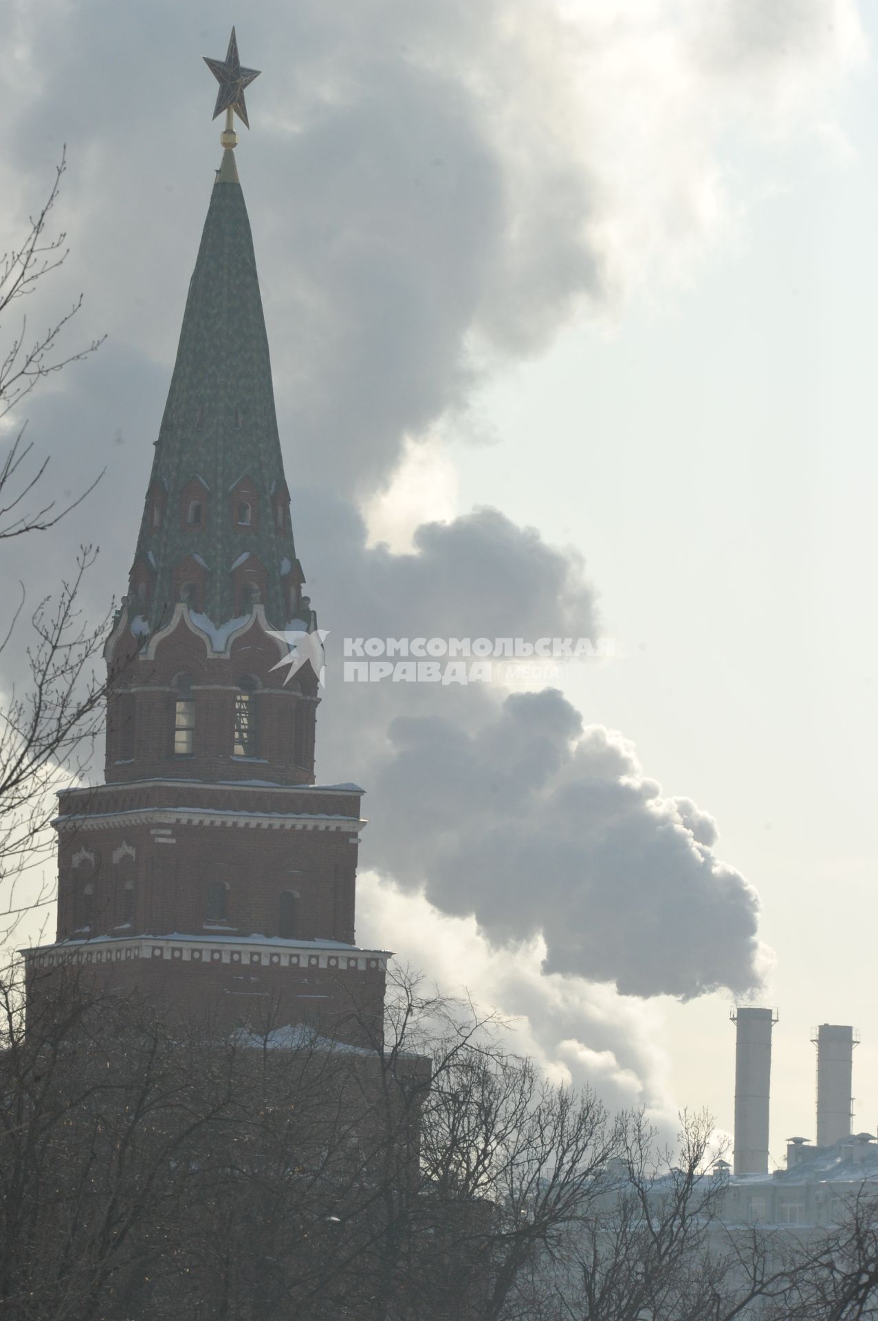 Россия. Москва. 18 февраля 2011г. Дымящие трубы, кремлевская башня.