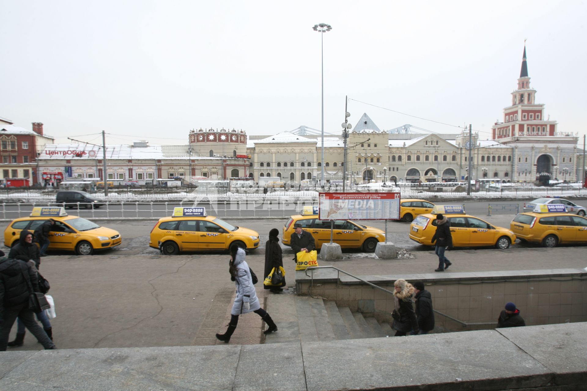 Легальное такси на площади трех вокзалов, Москва, 25 февраля 2011 года.