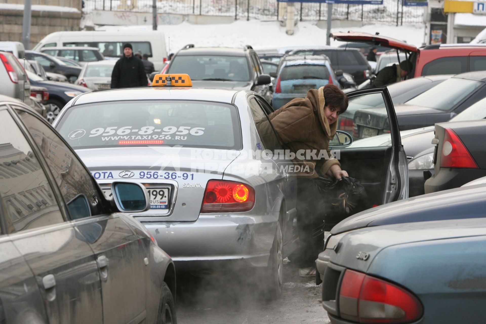 Легальное такси на площади трех вокзалов, Москва, 25 февраля 2011 года.