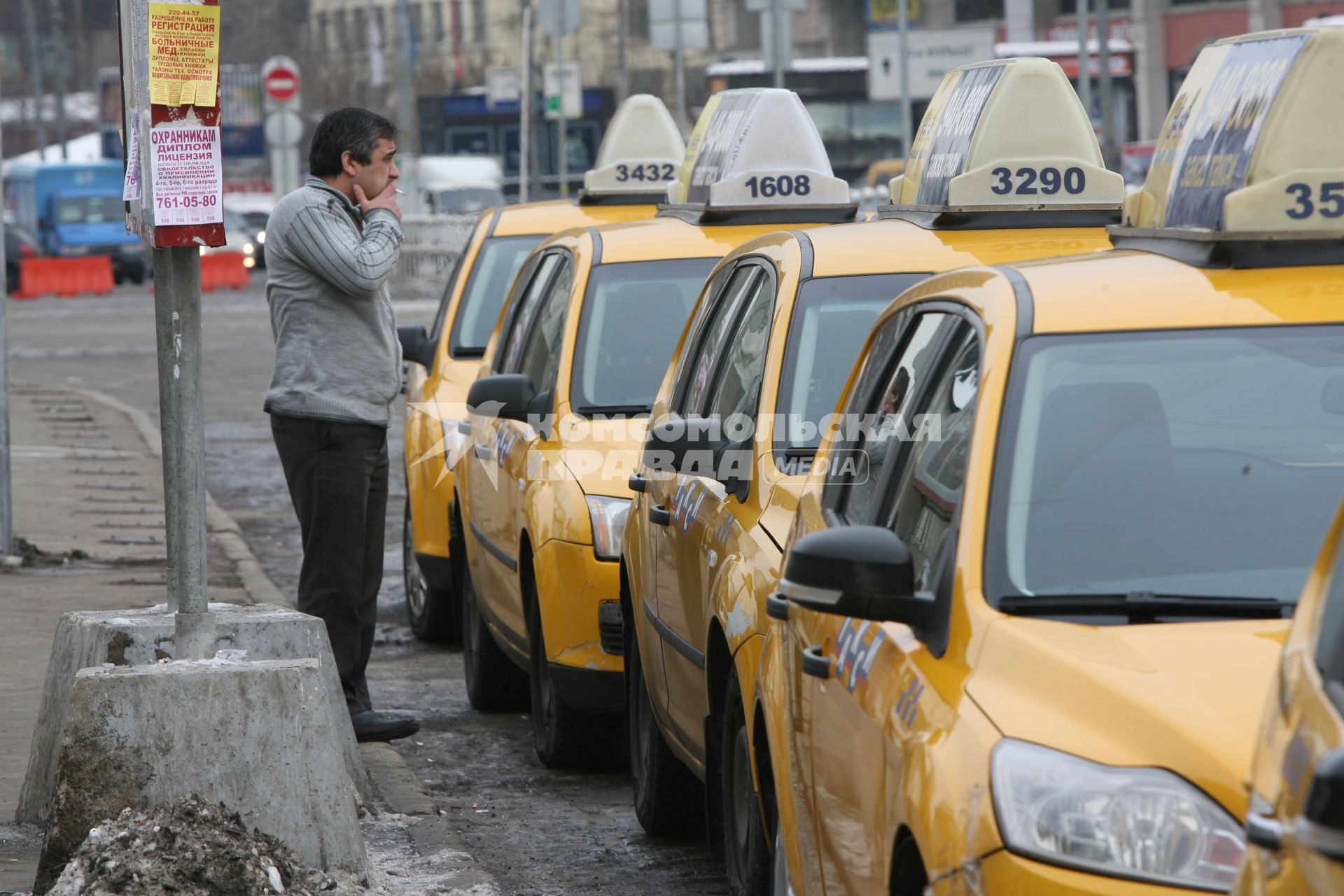 Легальное такси на площади трех вокзалов, Москва, 25 февраля 2011 года.