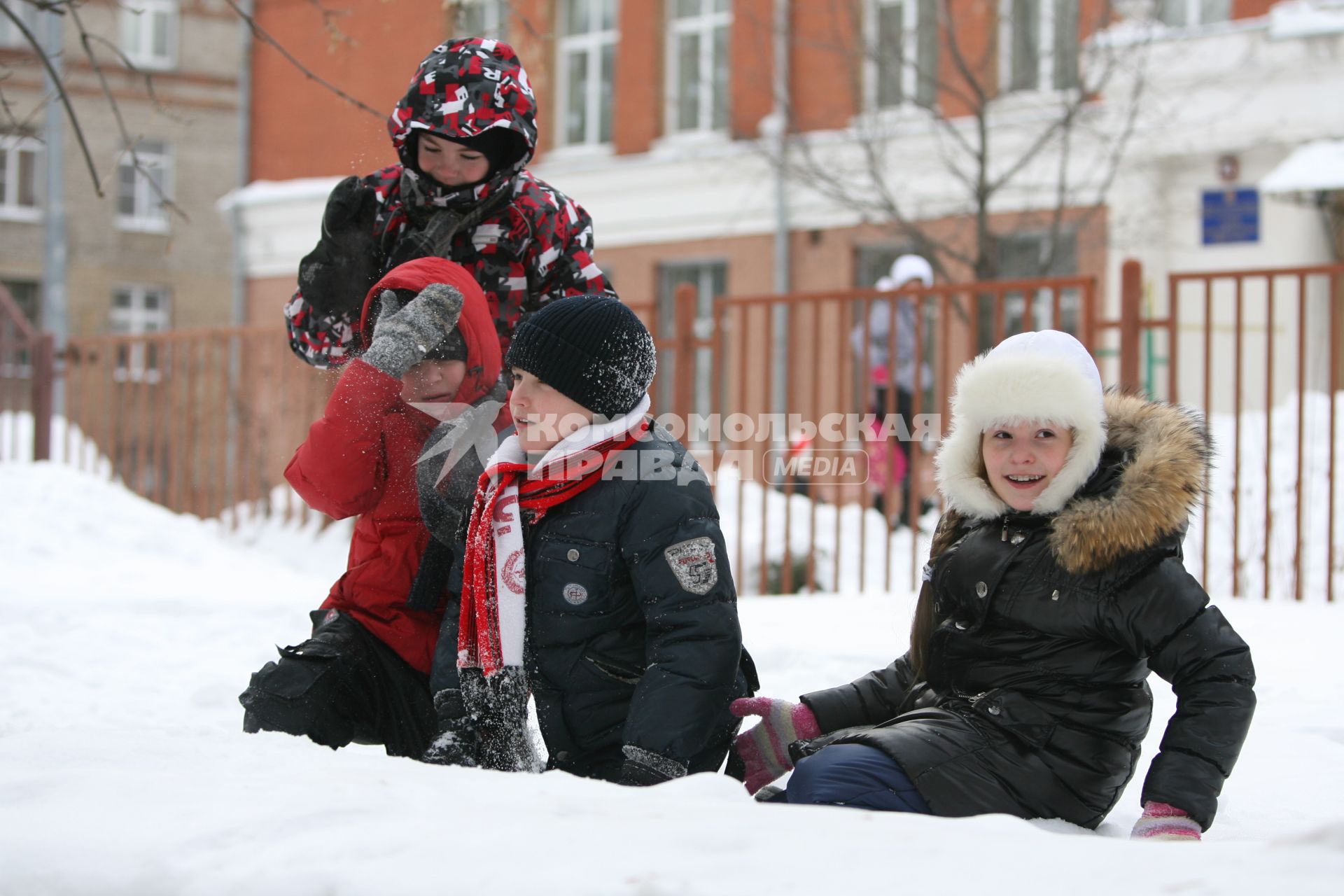 Дети школьники валяются в снегу, Москва, 25 февраля 2011 года.