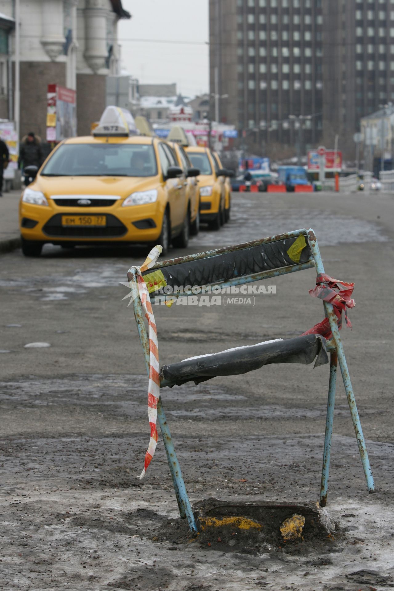 Легальное такси на площади трех вокзалов, Москва, 25 февраля 2011 года.