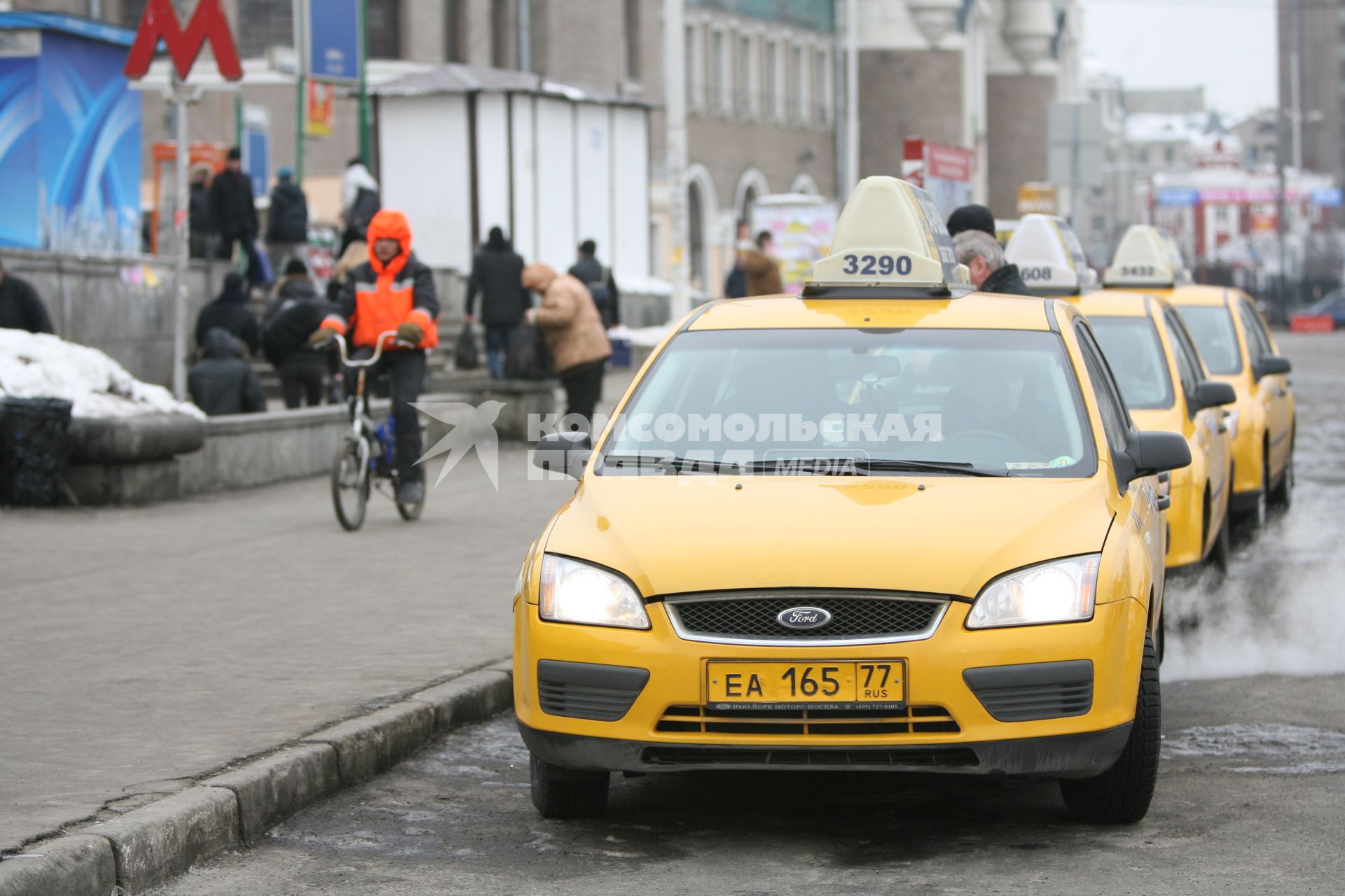 Легальное такси на площади трех вокзалов, Москва, 25 февраля 2011 года.