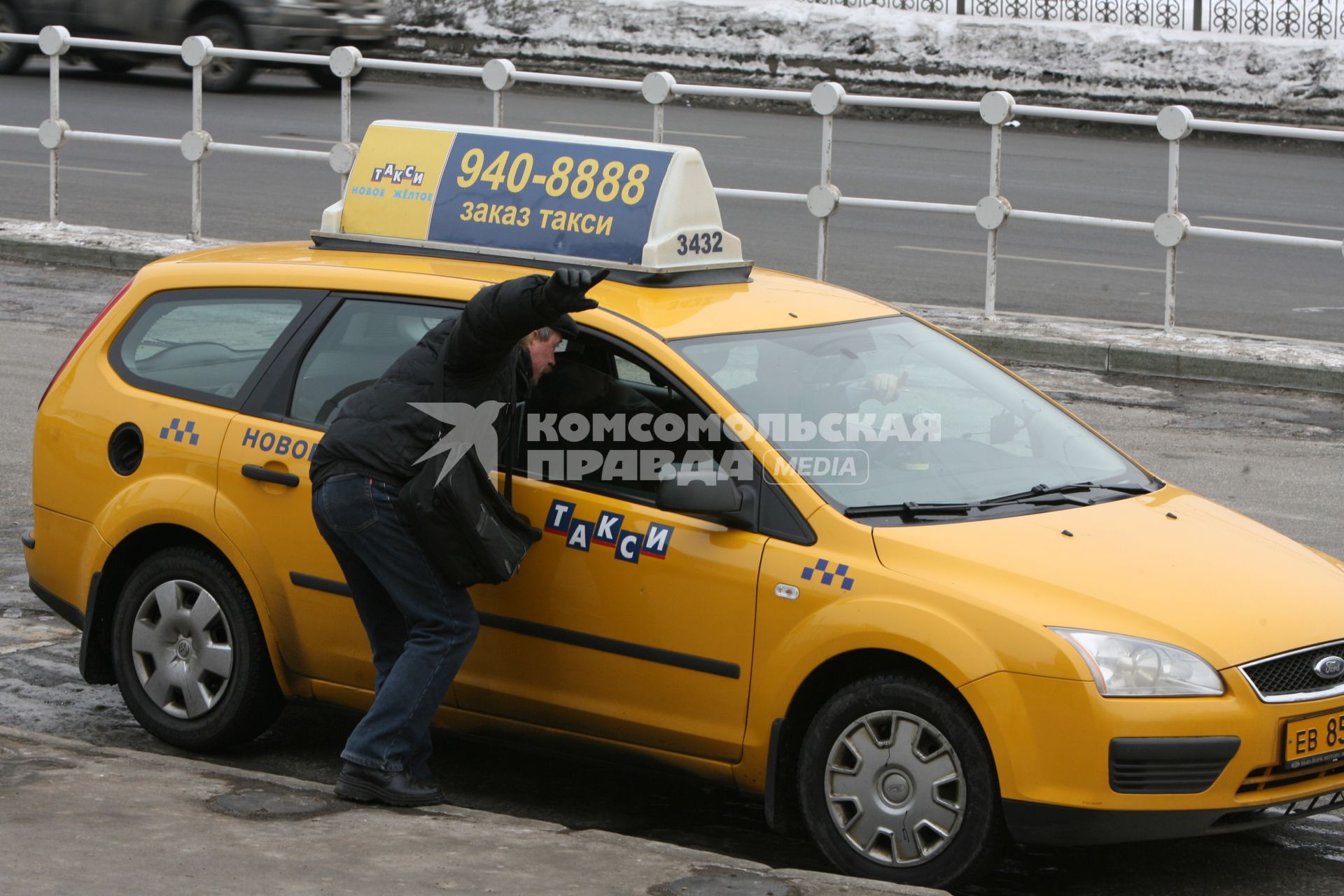 Легальное такси на площади трех вокзалов, Москва, 25 февраля 2011 года.