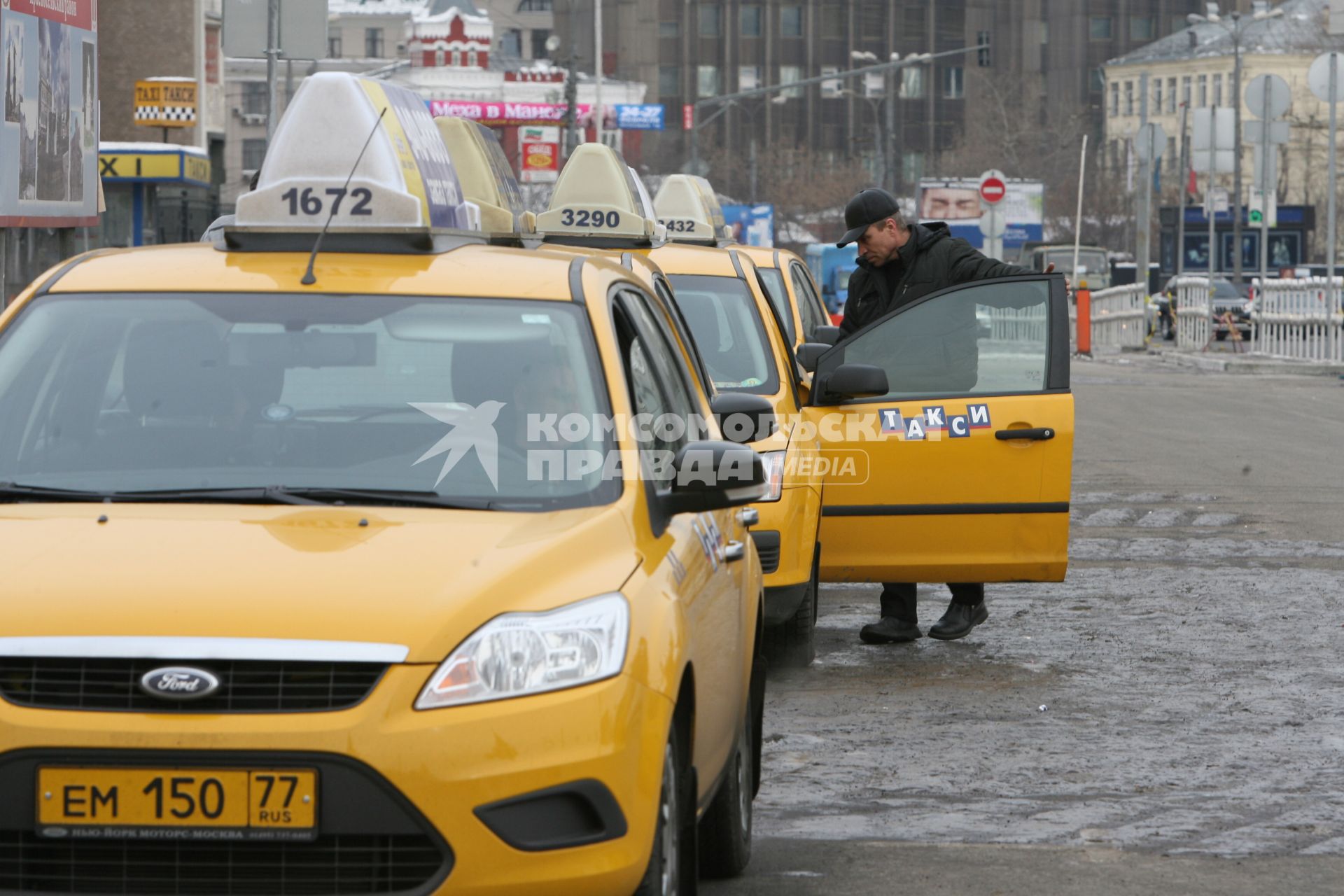 Легальное такси на площади трех вокзалов, Москва, 25 февраля 2011 года.