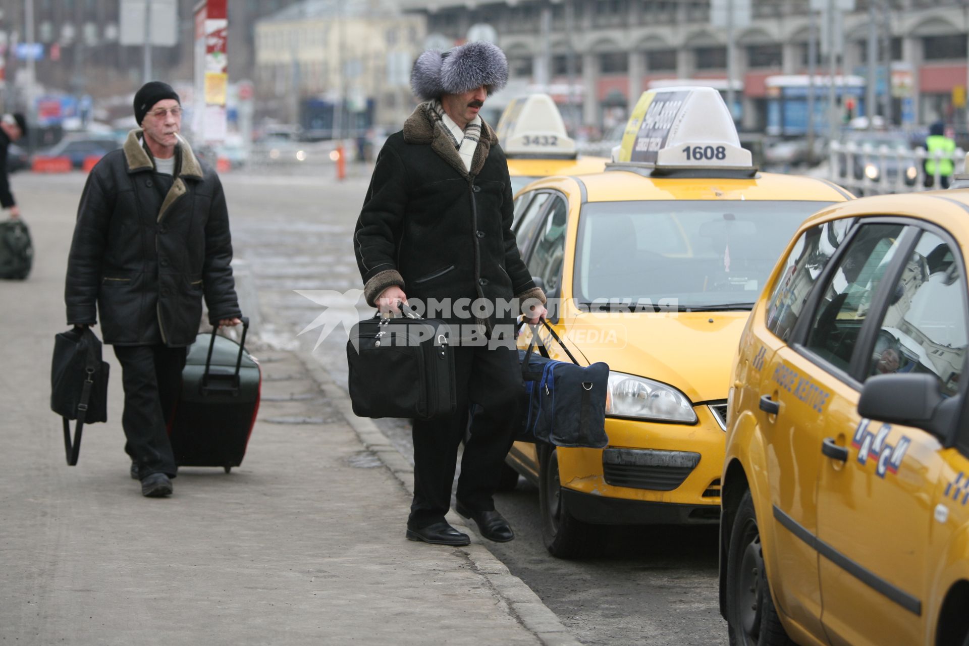 Легальное такси на площади трех вокзалов, Москва, 25 февраля 2011 года.