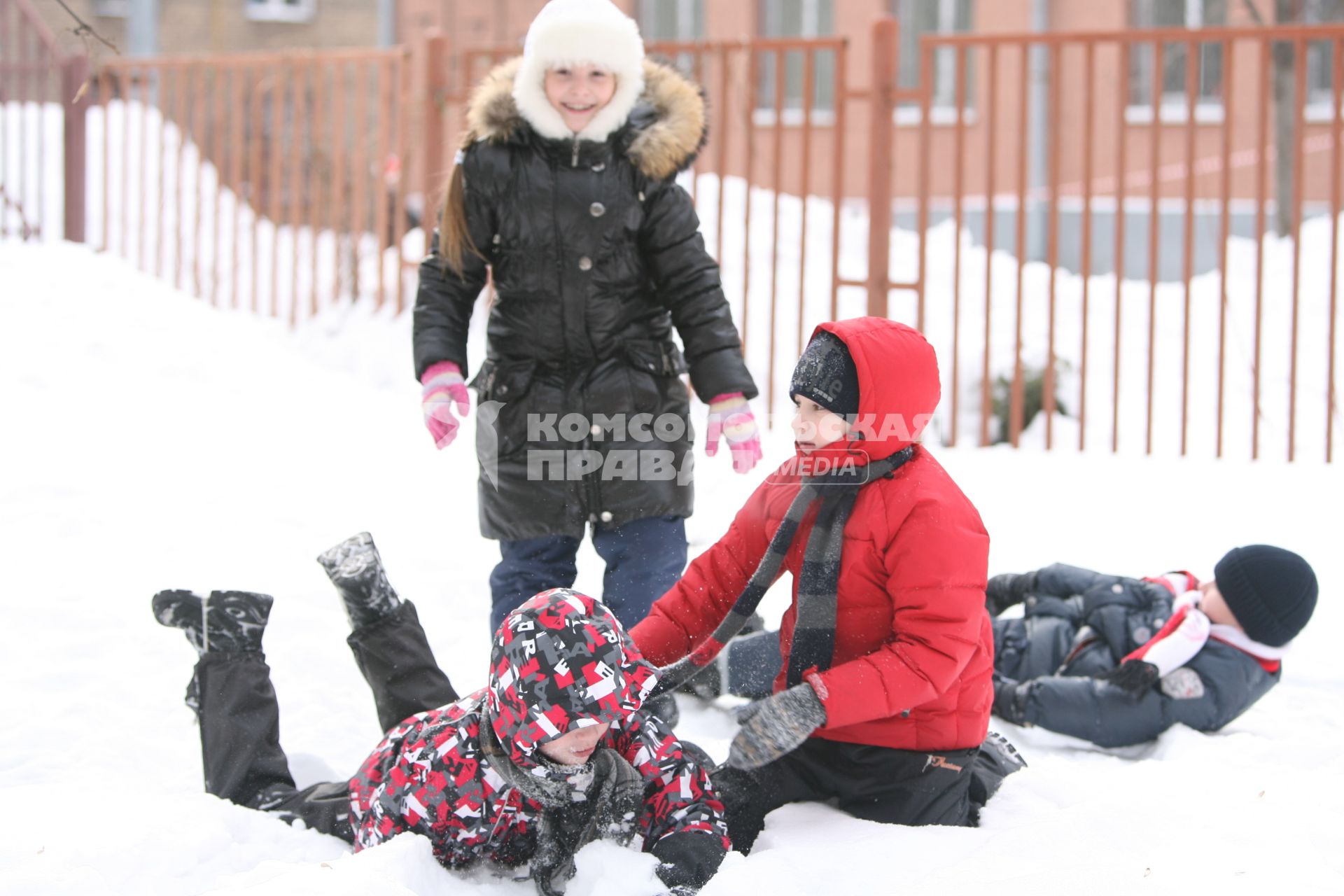 Дети школьники валяются в снегу, Москва, 25 февраля 2011 года.