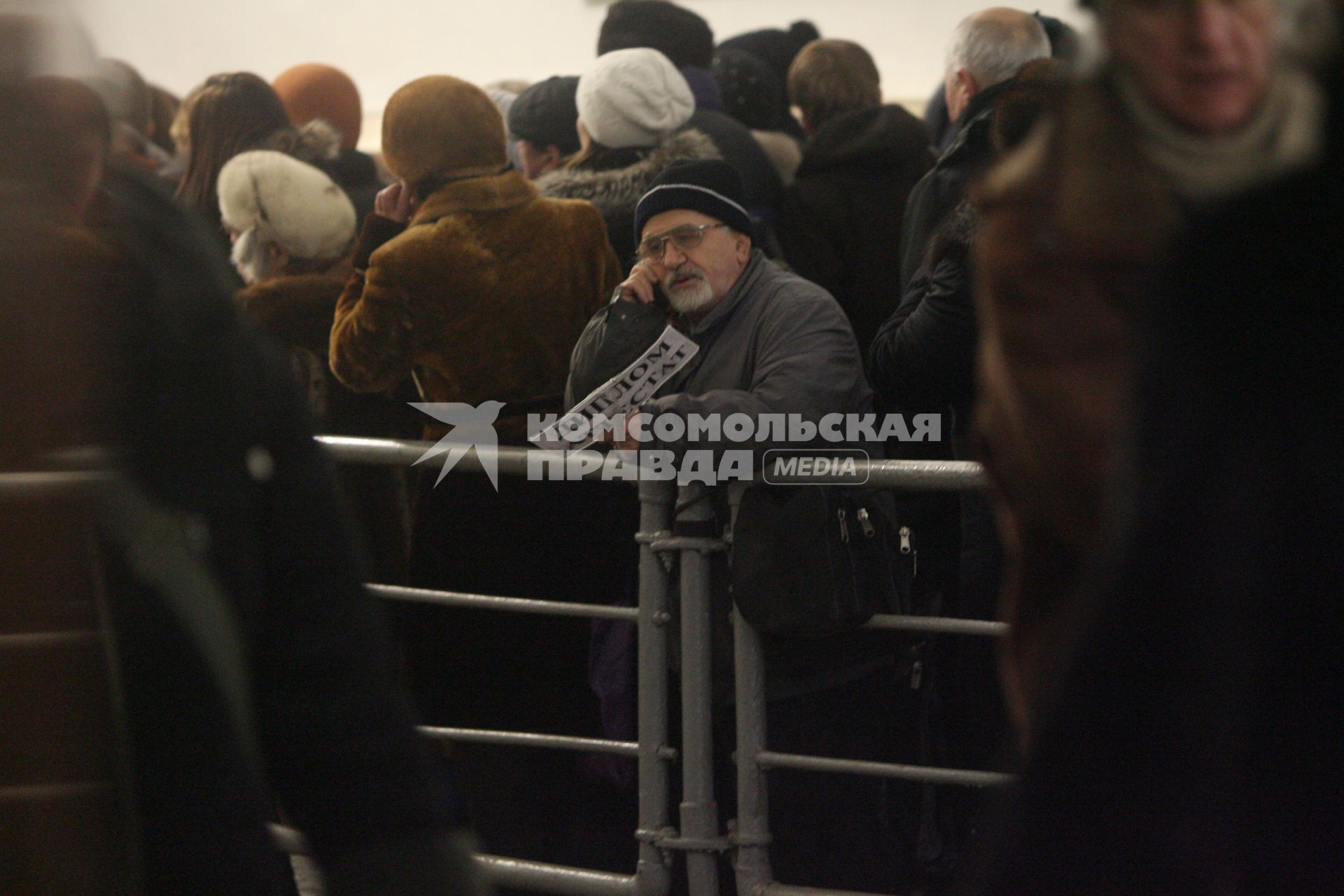 Мужчина стоит в метро с табличко \"Дипломы, аттестаты\", Москва,  25 февраля 2011 года.