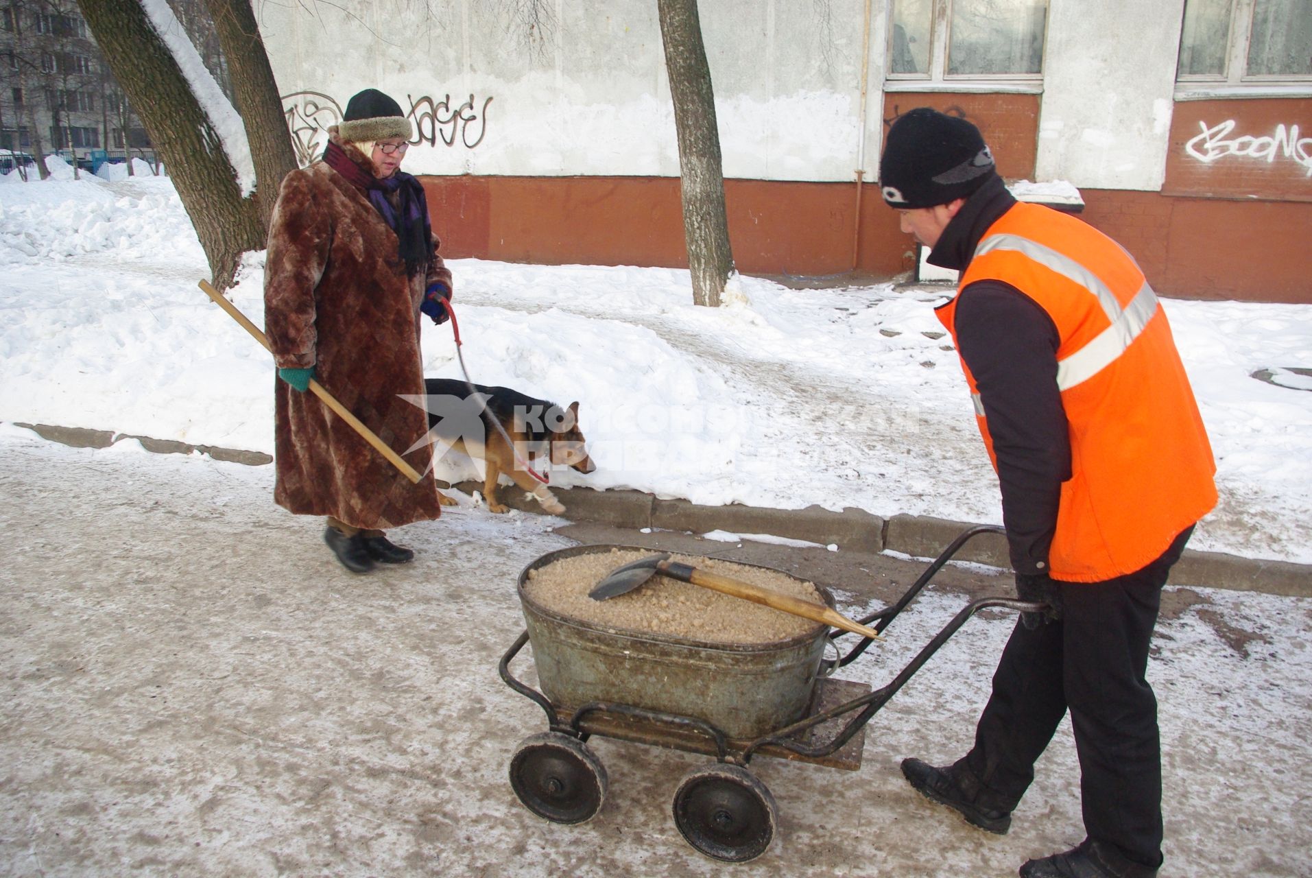 Обледеневшие дороги и дворы города посыпают реагентом и солью, Москва, 27 февраля 2011 года.