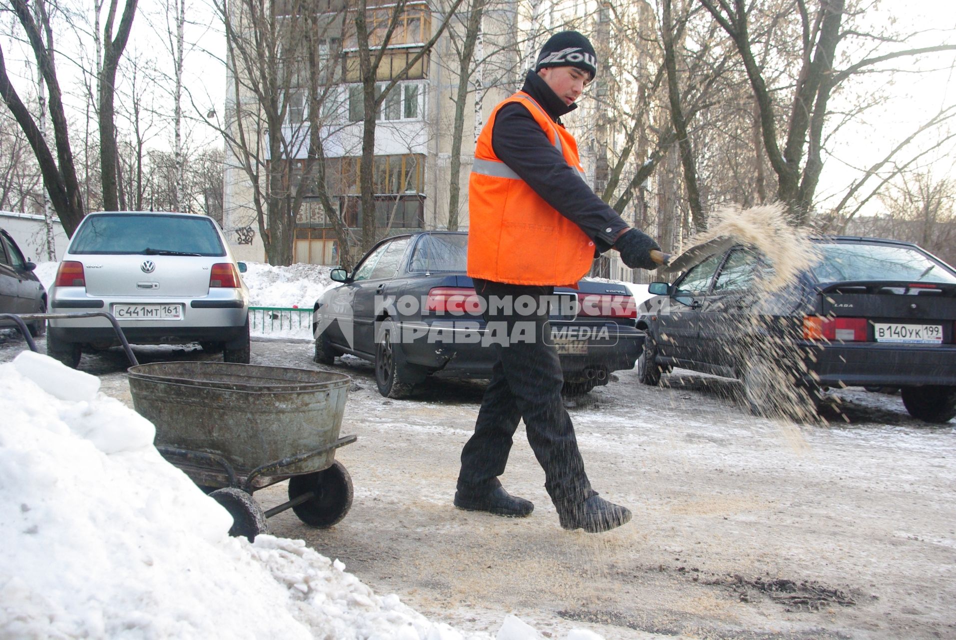 Обледеневшие дороги и дворы города посыпают реагентом и солью, Москва, 27 февраля 2011 года.