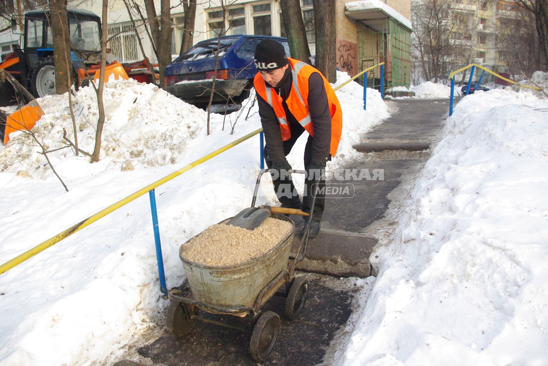 Обледеневшие дороги и дворы города посыпают реагентом и солью, Москва, 27 февраля 2011 года.