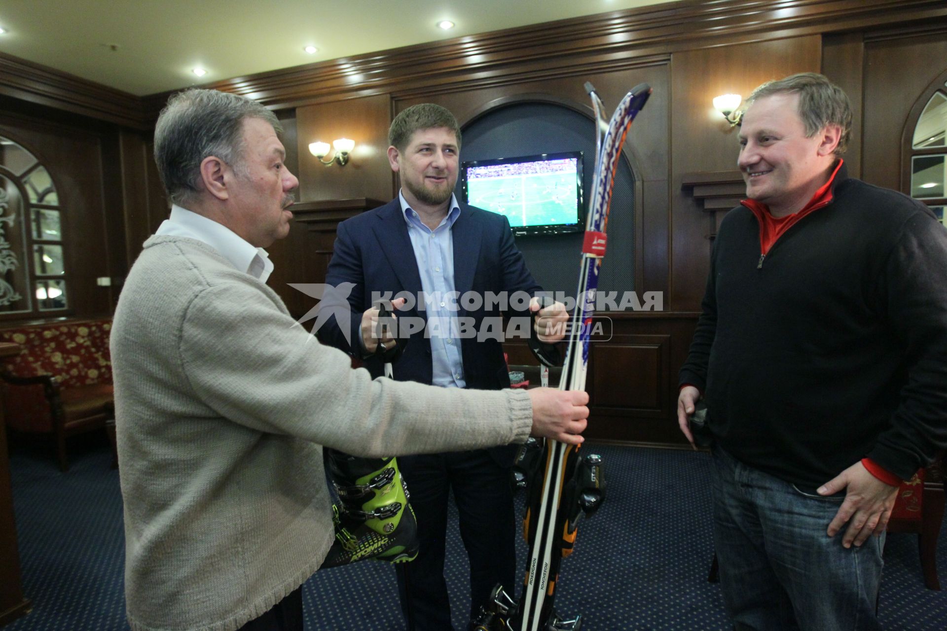 19 февраля 2011г. Корреспонденты КП Александр Гамов (слева) и Кирилл Серов (справа) подарили лыжи главе Чечни Рамзану Кадырову (в центре)