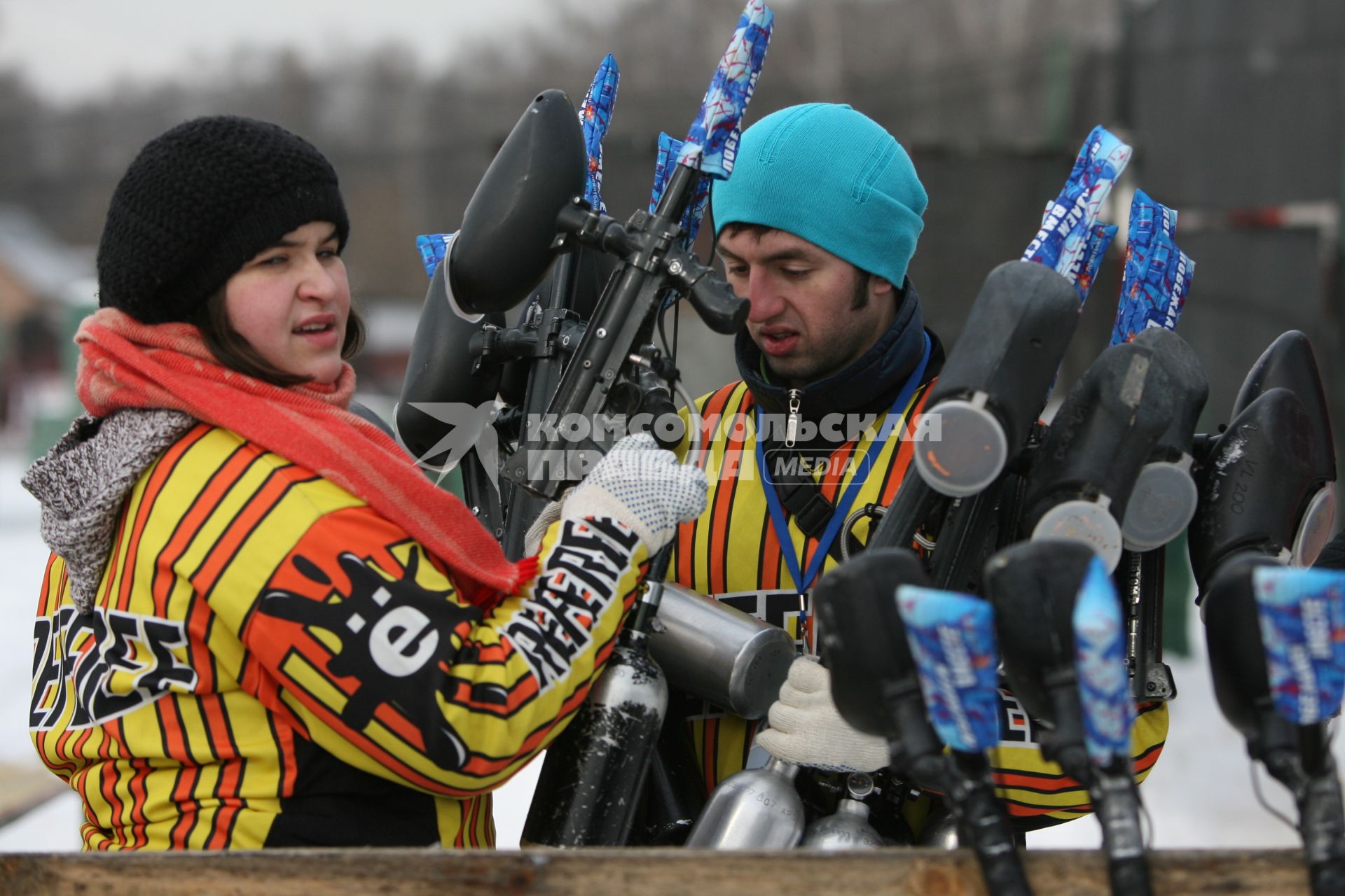 Игра в пейнтбол на военно -спортивной игре \"Вперед, мальчишки\", Москва, 26 февраля 2011 года.