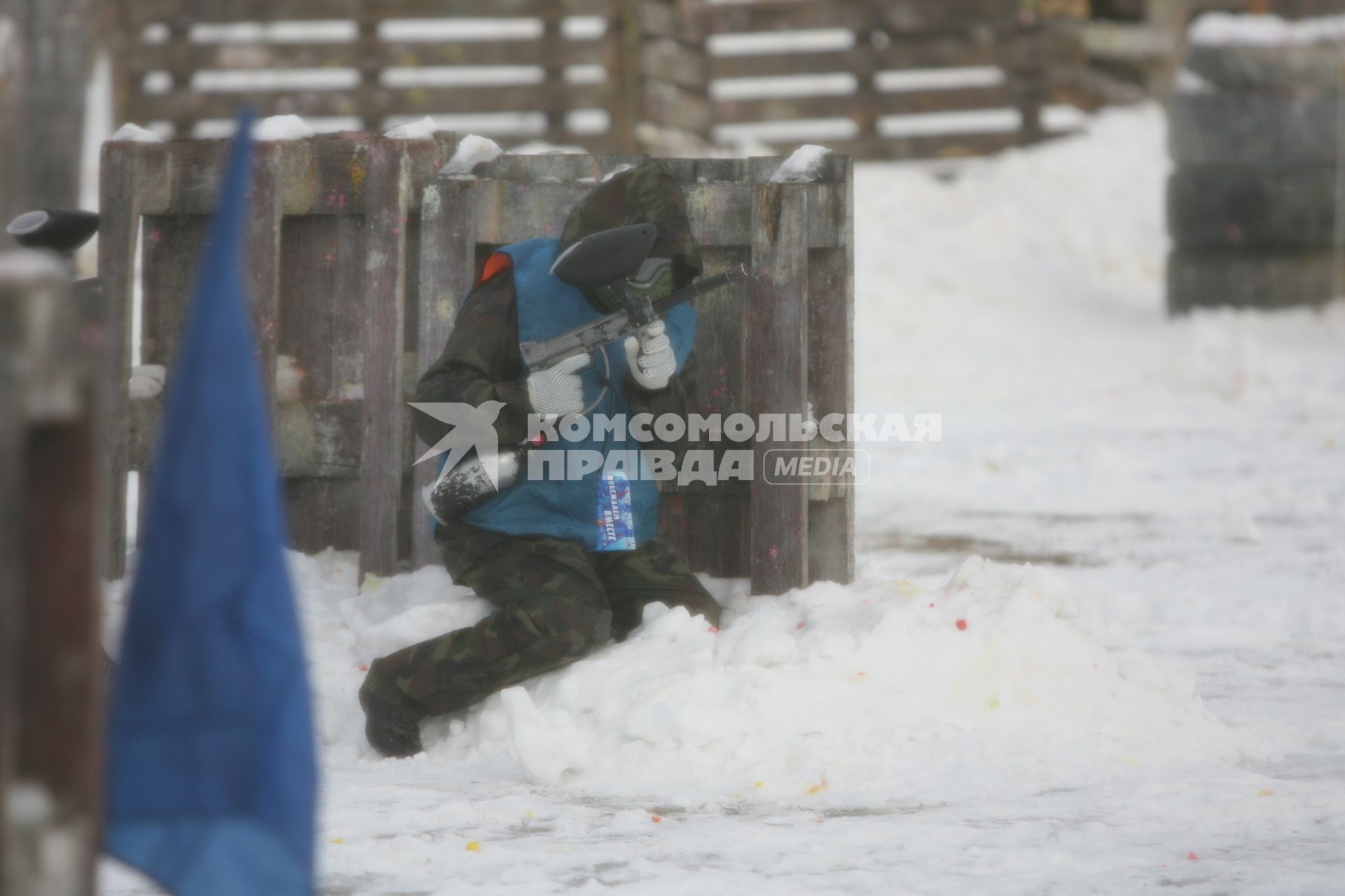 Игра в пейнтбол на военно -спортивной игре \"Вперед, мальчишки\", Москва, 26 февраля 2011 года.